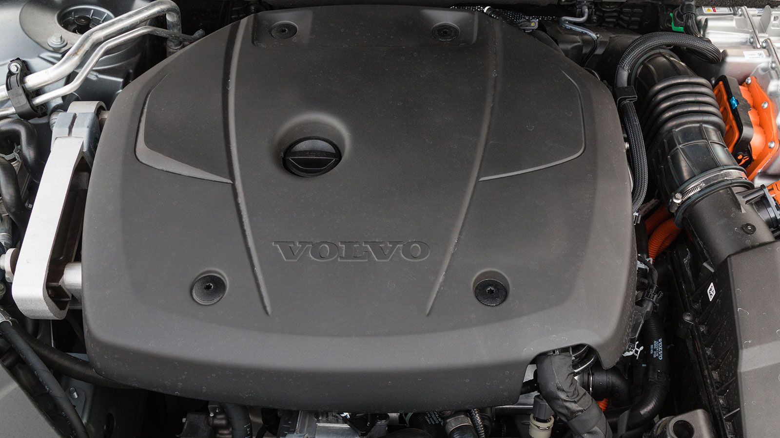 Το Τ8 σύνολο αποτελείται από έναν twin-turbo 2λιτρος κινητήρας 317 ίππων και ένα ηλεκτροκινητήρας 88 ίππων που εδράζει στον πίσω άξονα. Η συνολική ισχ