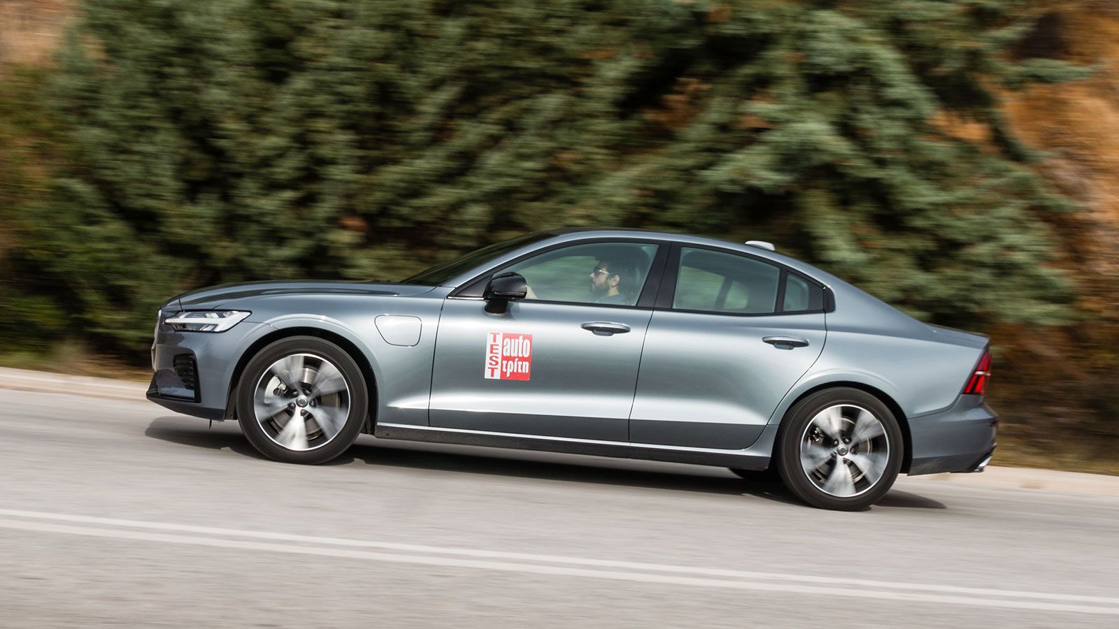 Οι επιδόσεις του S60 T8 Recharge είναι 
καταιγιστικές, ωστόσο από την άλλη, η κατανάλωση κυμαίνεται σε αυξημένα επίπεδα. 