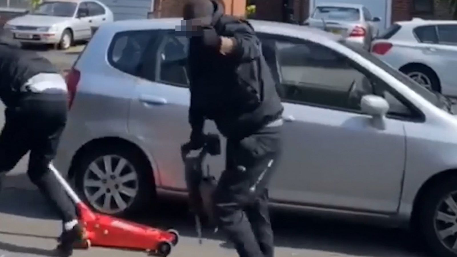 Οι επίδοξοι κλέφτες χρειάζονται έναν γρύλο όπως εκείνους που έχουν τα βουλκανιζατέρ, για να σηκώσουν το αυτοκίνητο. Κατόπιν, με άλλα εργαλεία (πριόνια