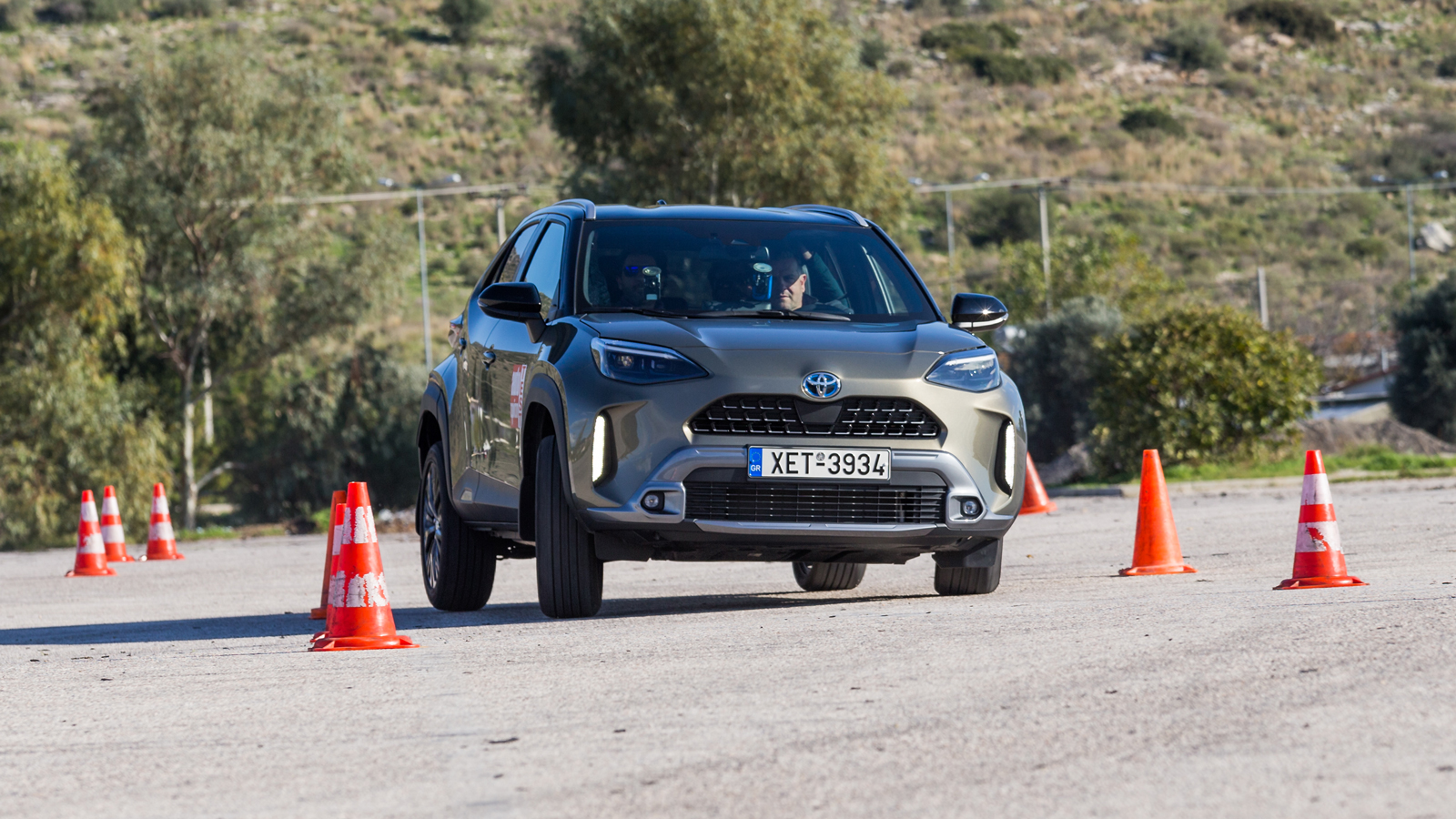 Το τιμόνι είναι ελαφρύ, αλλά έχει πολύ καλή απόκριση και βοηθά στον έλεγχο του Υaris Cross.