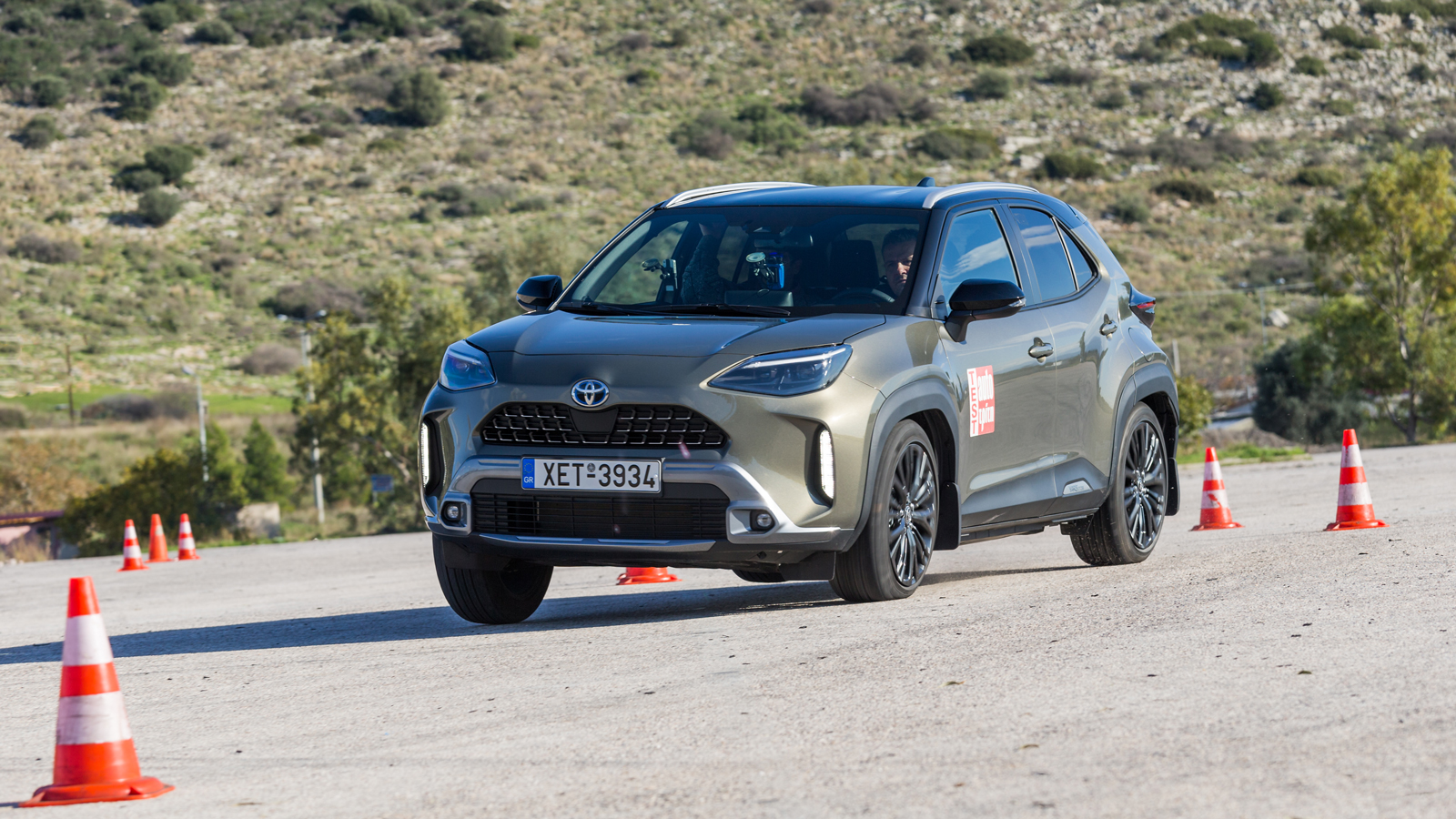  Όταν ξεπερνά το όριό του, το Yaris Cross δείχνει τη δυσαρέσκειά του με άνοιγμα της τροχιάς του πίσω μέρους, αλλά και με κάποιες αναπηδήσεις του. Τελι