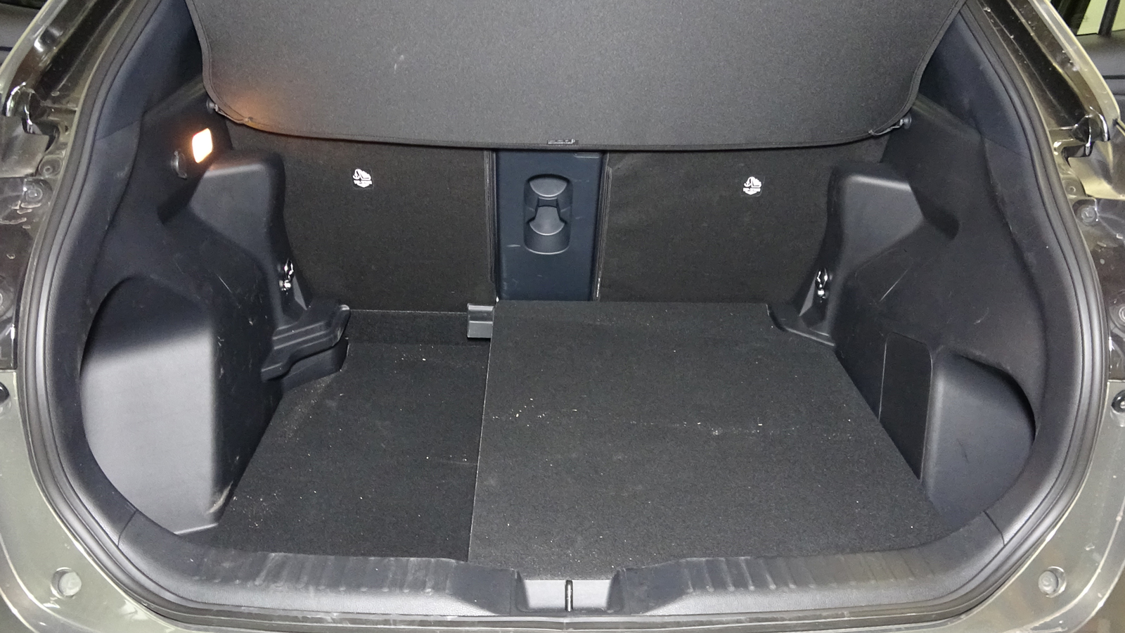 Ο διπλός πάτος είναι βαθύς & εύχρηστος. ΣΤα συν το γεγονός ότι είναι διαορούμενος, στοιχείο που δεν έχουμε ξανασυναντήσει στην κατηγορία.