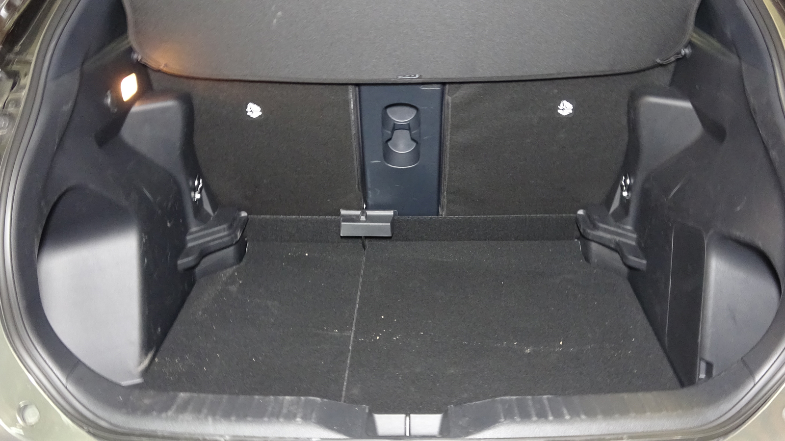 Το πλάτος του ανοίγματος βολεύει για να φορτώσεις σχετικά εύκολα μια μεγάλη κούτα.