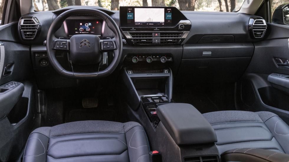 Το «φωτεινό» και super ευρύχωρο εσωτερικό του C4 C-Cross είναι καλοφτιαγμένο και μοντέρνο, χωρίς σχεδιαστικές «φλυαρίες», περιττά κουμπιά ή ανούσιες φ