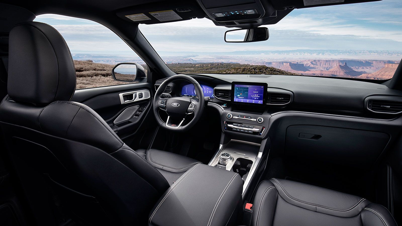 Το Ford Explorer είναι ιδιαίτερο και στο εσωτερικό του εκφράζοντας τον macho χαρακτήρα του σχεδιαστικά. Η ποιότητα είναι κορυφαία και συνδυάζεται με σ