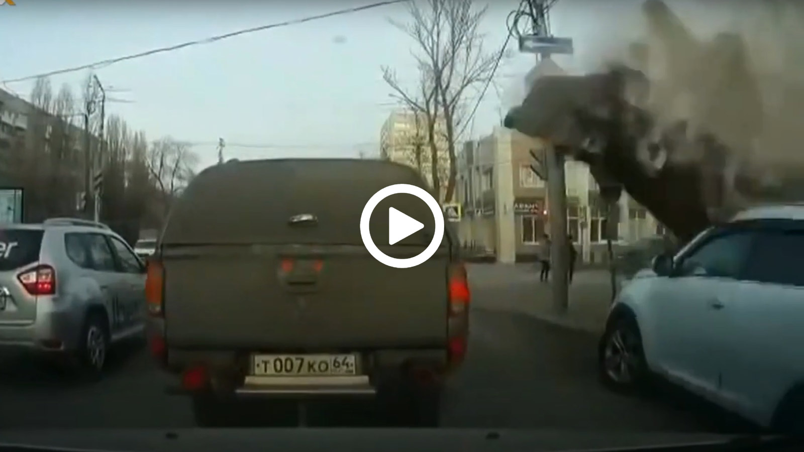 Ερειπωμένο σπίτι πέφτει σε Kia με τον οδηγό μέσα!