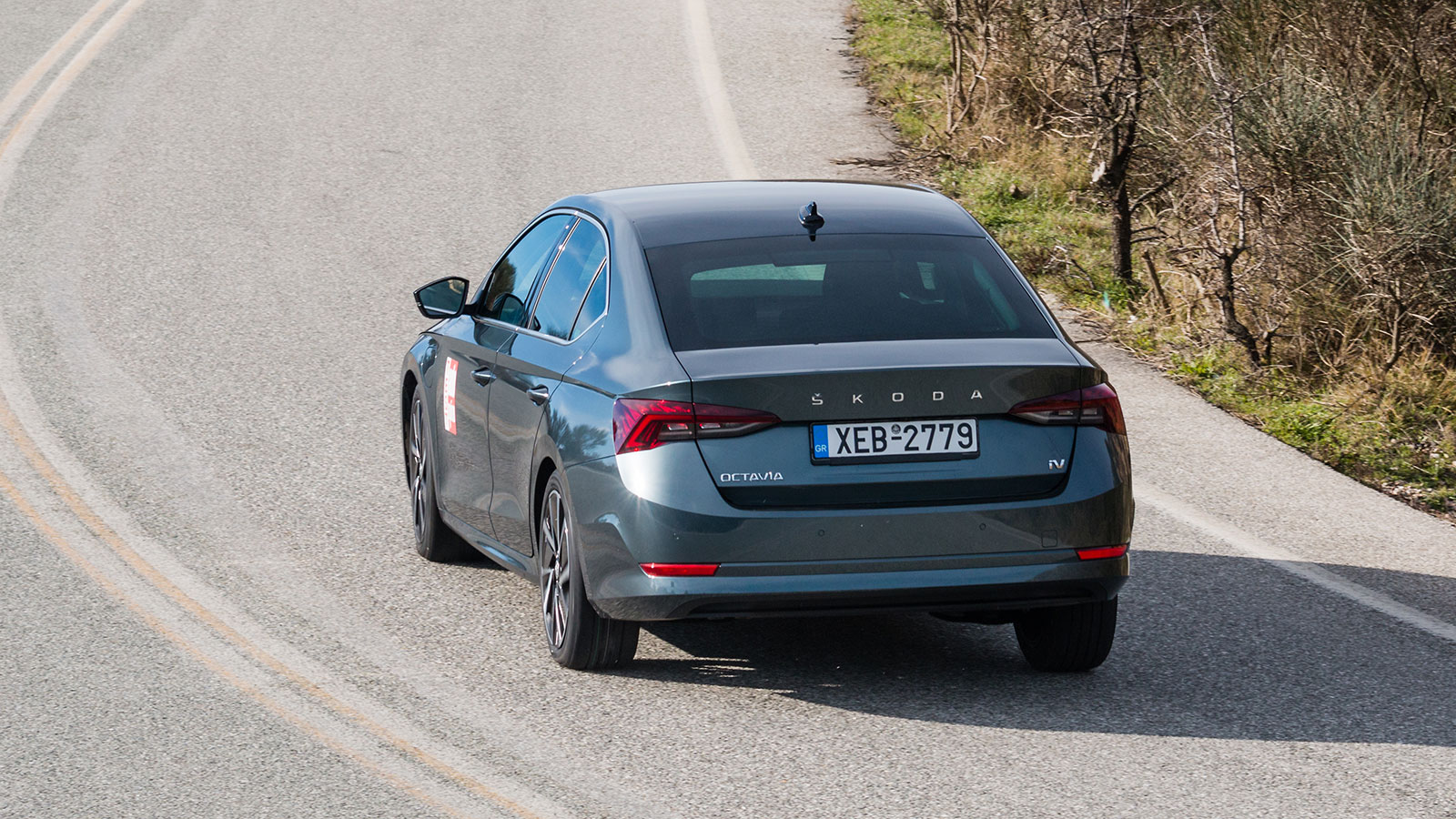 Στο δρόμο η Octavia PHEV, παρά τα σχεδόν 300 επιπλέον κιλά συγκριτικά με την βενζινοκίνητη 1,5 TSI διατηρεί τα πολύ υψηλά επίπεδα άνεσης και ποιοτικής