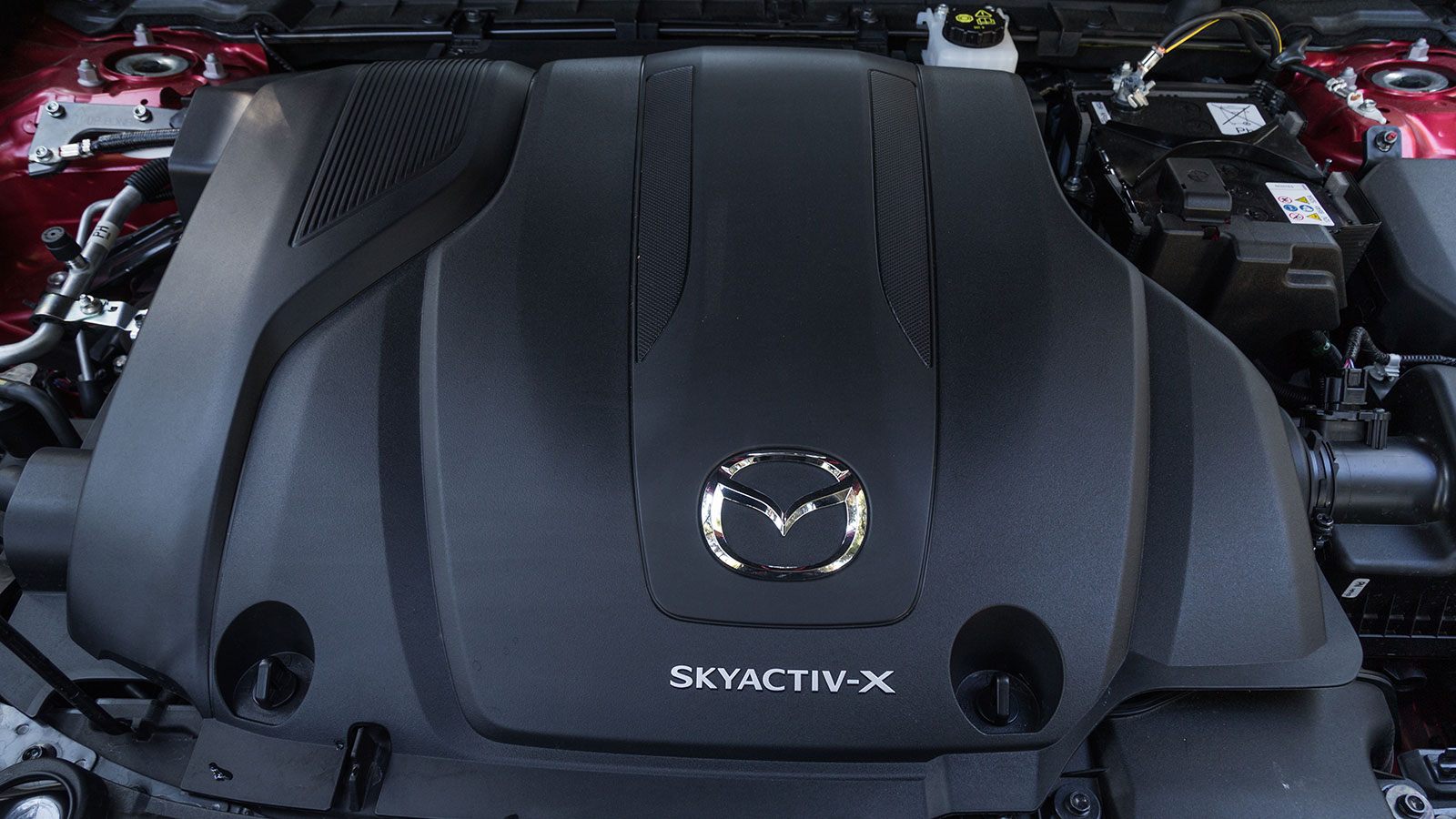 Στον e-Skyactiv X η καύση αρχικά γίνεται μέσω σπινθήρα, όπως σε όλα τα σύνολα βενζίνης και συνεχίζεται έπειτα μέσω συμπίεσης, όπως στα diesel, σε μια 