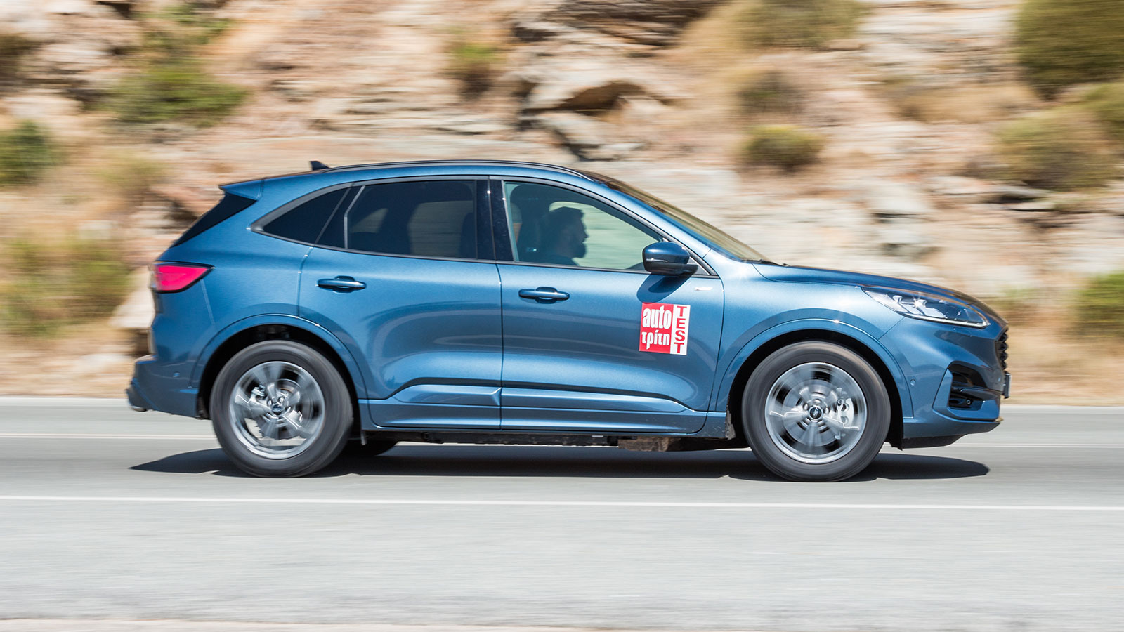 Με τους 224 ίππους του plug-in υβριδικού συστήματος κίνησης, το Ford Kuga PHEV συνδυάζει δυναμικές επιδόσεις με σπουδαία οικονομία καυσίμου. Με απόθεμ