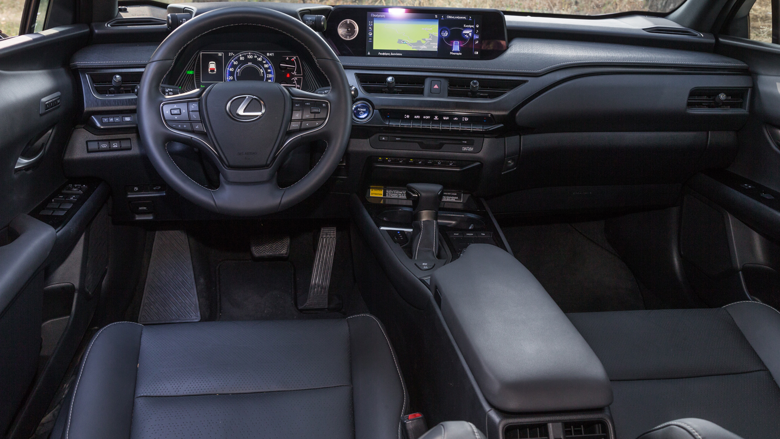 Η εικόνα στην καμπίνα του Lexus εντυπωσιάζει χάρη στην πολυτελή και high-tech εικόνα, καθώς και στην υψηλή απτή ποιότητα από την χρήση κορυφαίων υλικώ