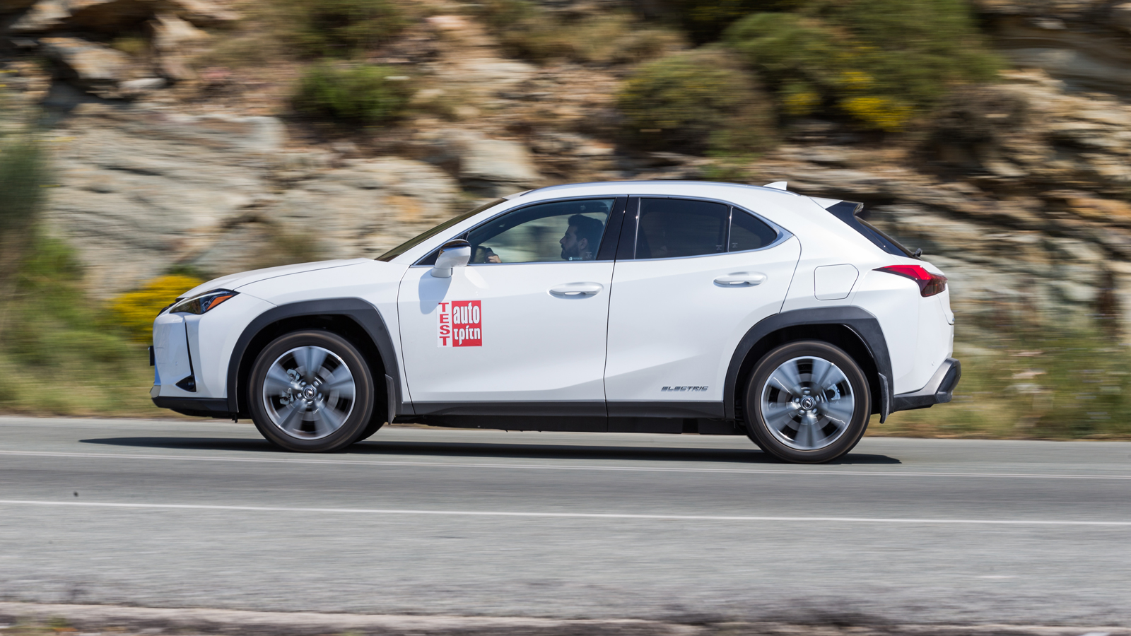 Το ηλεκτρικό UX 300e διαθέτει ικανοποιητική πραγματική αυτονομία κοντά στα 300 χλμ., με εξαιρετικές επιδόσεις, ειδικά σε ότι έχει να κάνει με τις ενδι