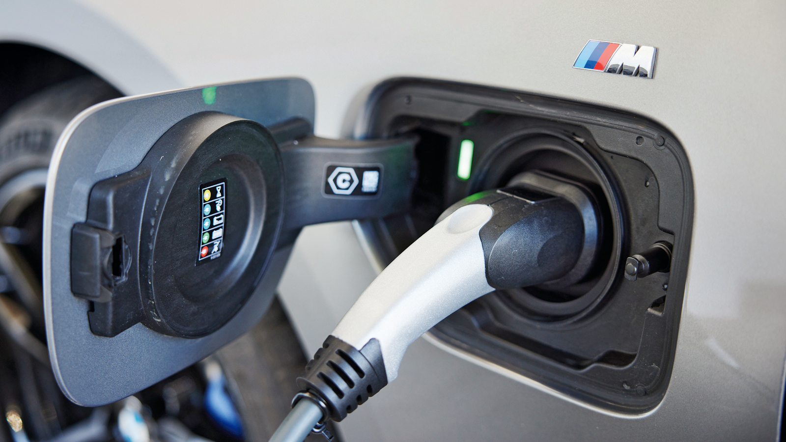 Ρεύμα έως 3,7 kW μπορεί να δεχθεί η 3άρα. ¶ρα στην πράξη θα την φορτίζεις στην πρίζα σούκο του σπιτιού σου το βράδυ. Σε ένα δημόσιο wallbox δεν θα πάρ