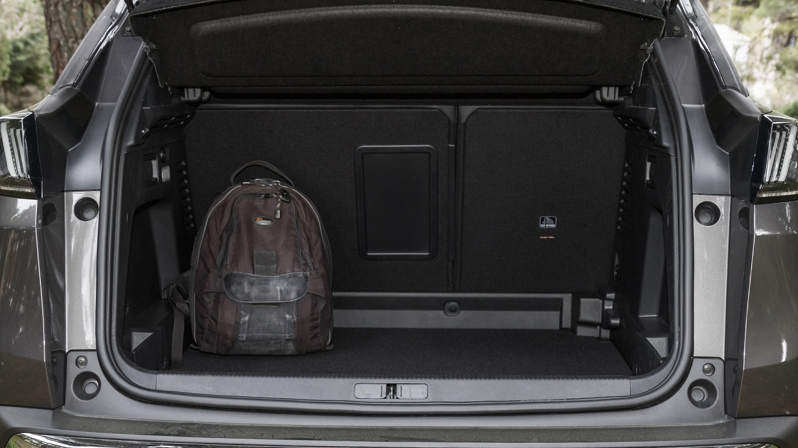 Οι χώροι του 3008 παραμένουν πολύ καλοί για τους επιβάτες και τις αποσκευές τους.	