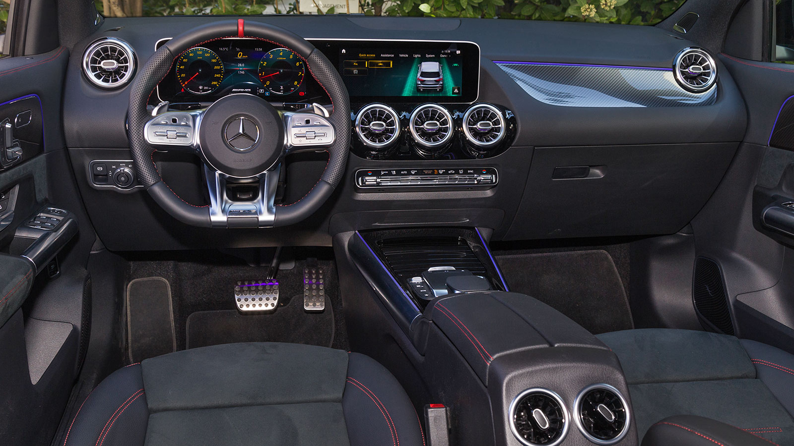 O εσωτερικός διάκοσμος της GLA 35 AMG είναι ευχάριστος και σύγχρονος διαθέτοντας όμως και τα απαραίτητα σπορ στοιχεία που αναδεικνύουν την ξεχωριστή τ