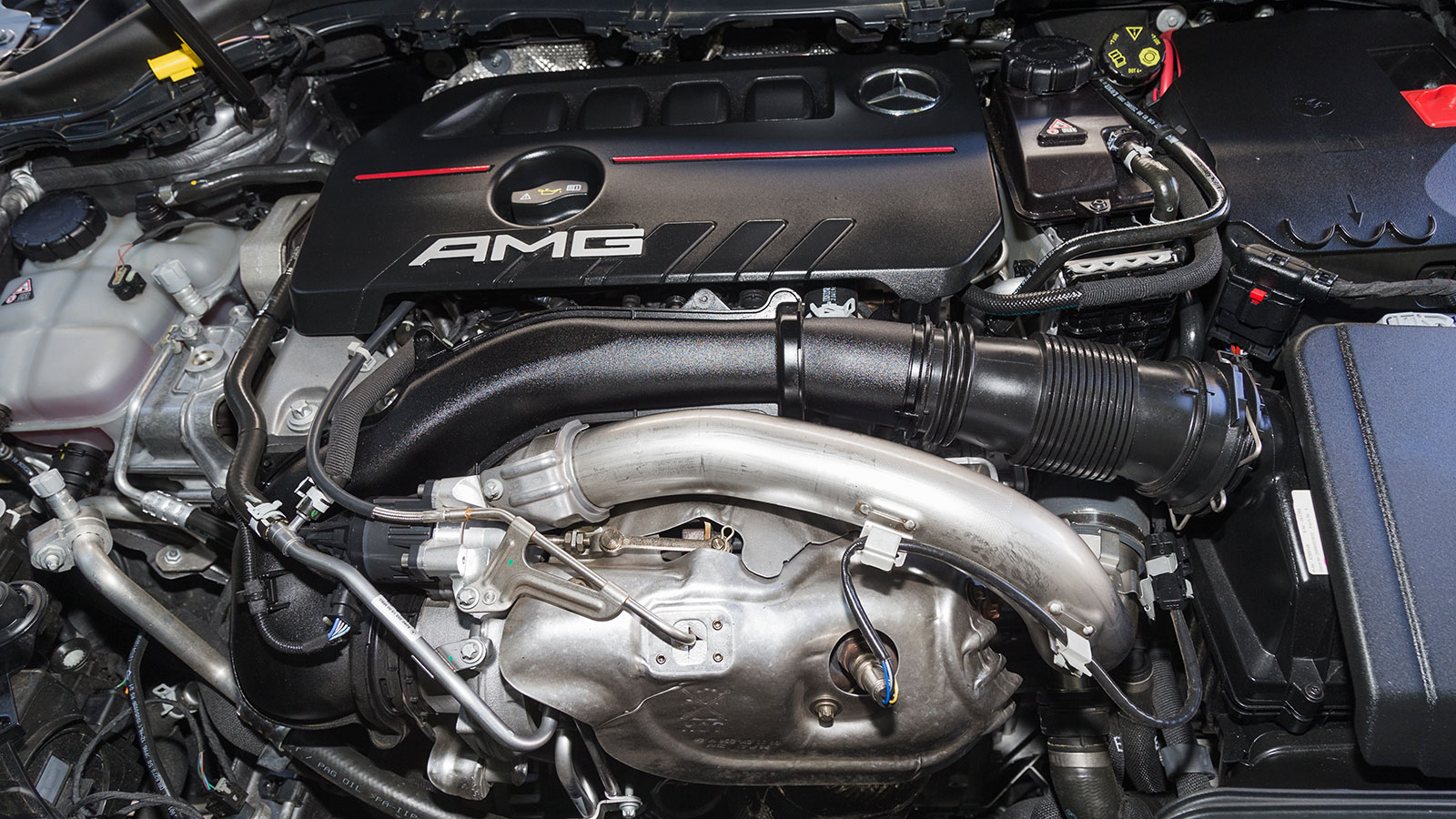 Ο δίλιτρος κινητήρας της GLA 35 AMG διαθέτει προηγμένη τεχνολογία κατασκευής και διακρίνεται για την ευρωστία του και τον επιθετικό του χαρακτήρα. Ο σ