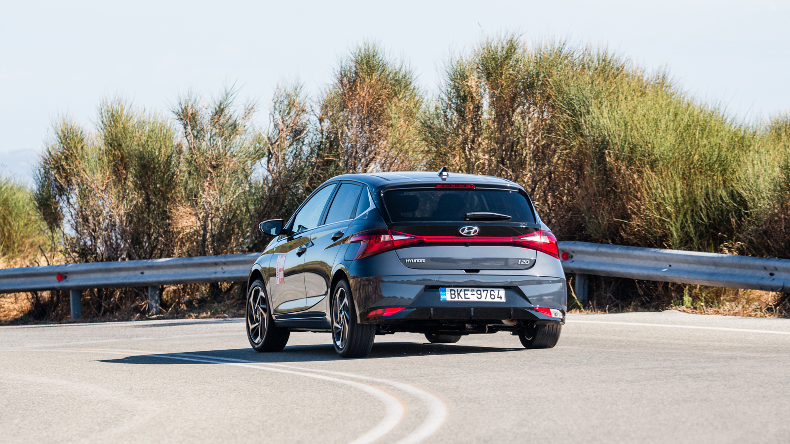 Η σχετικά σφιχτή ανάρτηση επιτρέπει στο Hyundai i20 να παρουσιάσει ένα πιο ενδιαφέρον οδηγικό προφίλ σε εκτός πόλης διαδρομές, χωρίς ωστόσο να «ξεχνά»