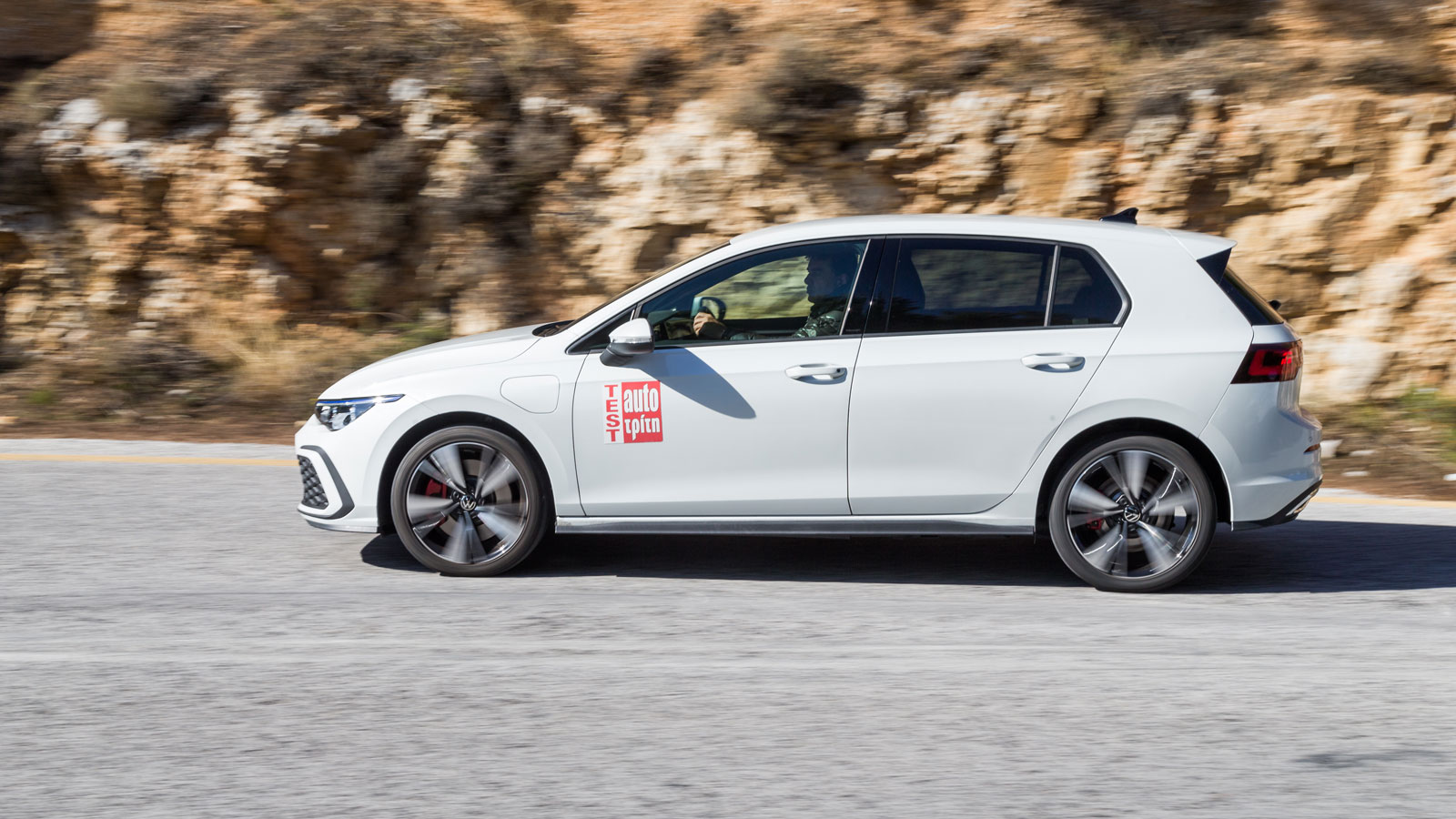 Το Golf GTE είναι ευχάριστα βολικό, εμπνέει ασφάλεια με το πλήρες πακέτο συστημάτων ασφάλειας, έχει εξαιρετική ανάρτηση και είναι ήσυχο στην καθημεριν