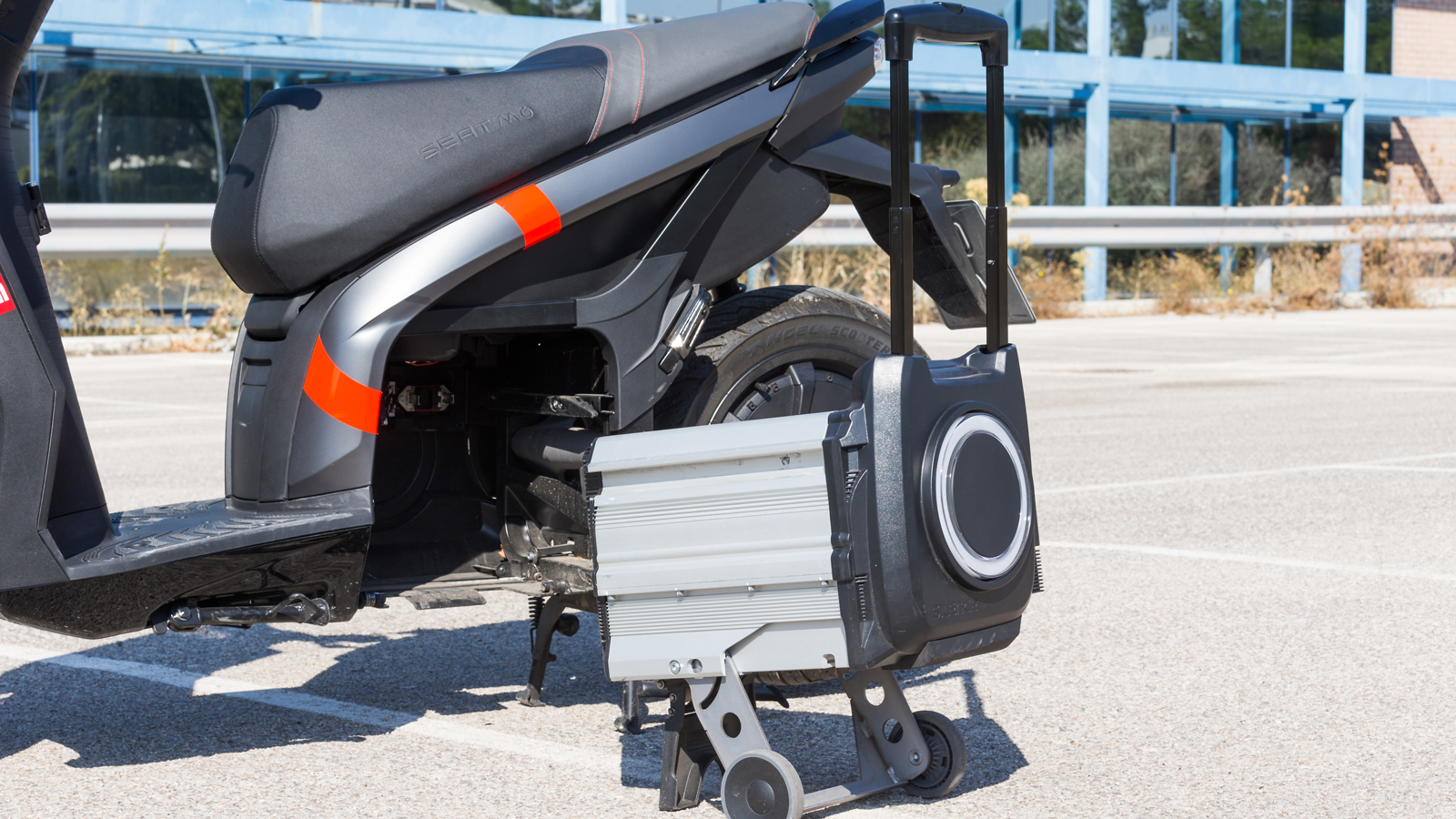 Η σχεδίασή του MΟ είναι μοντέρνα και φουτουριστική, με κυρίαρχο στοιχείο την τετράγωνη μπαταρία που βρίσκεται στη θέση του κινητήρα. Η μπαταρία είναι 