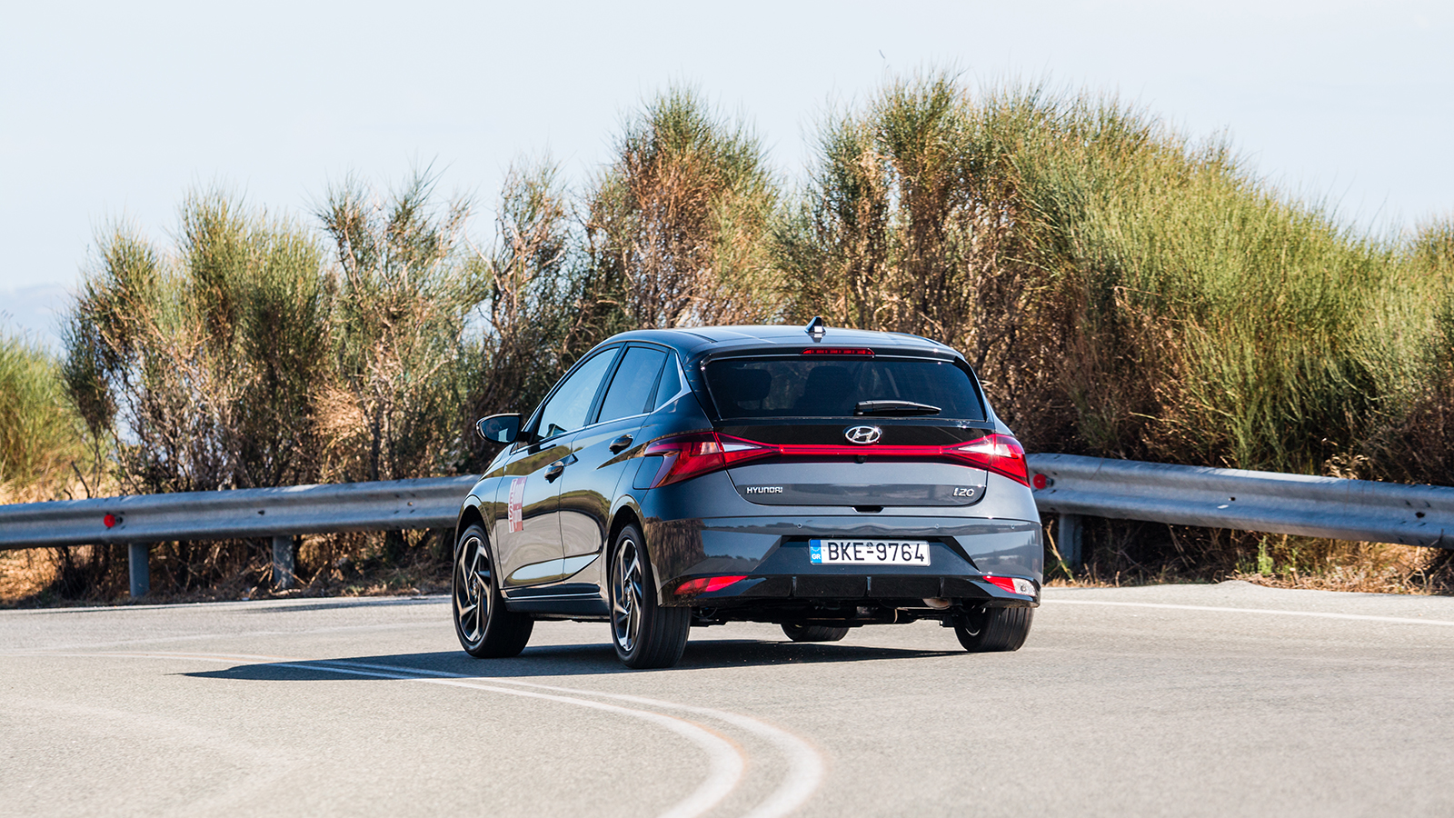 Η σχετικά σφιχτή ανάρτηση επιτρέπει στο Hyundai i20 να παρουσιάσει ένα πιο ενδιαφέρον οδηγικό προφίλ σε εκτός πόλης διαδρομές, χωρίς ωστόσο να «ξεχνά»