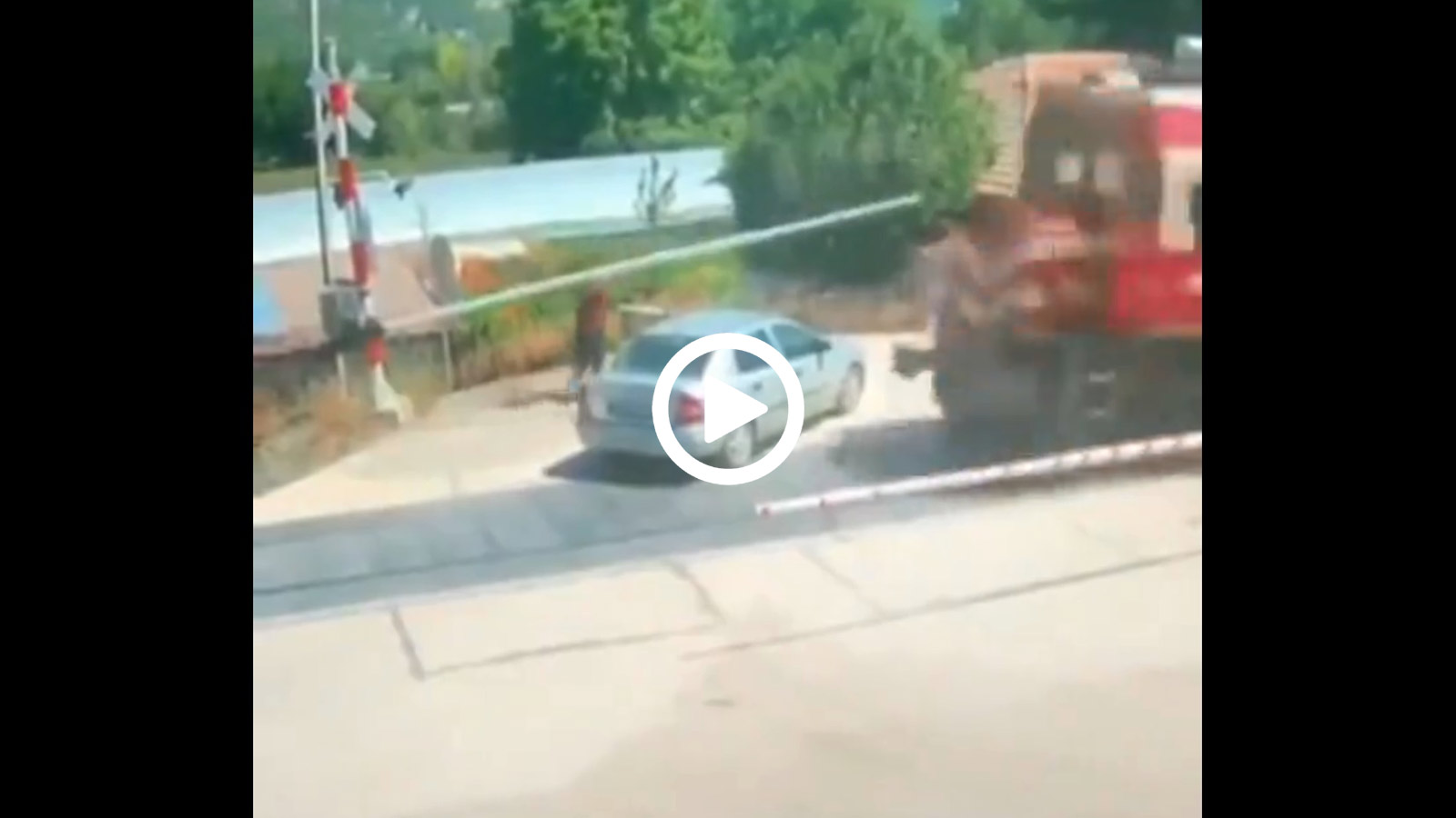 Τρένο εξαφανίζει αμάξι!