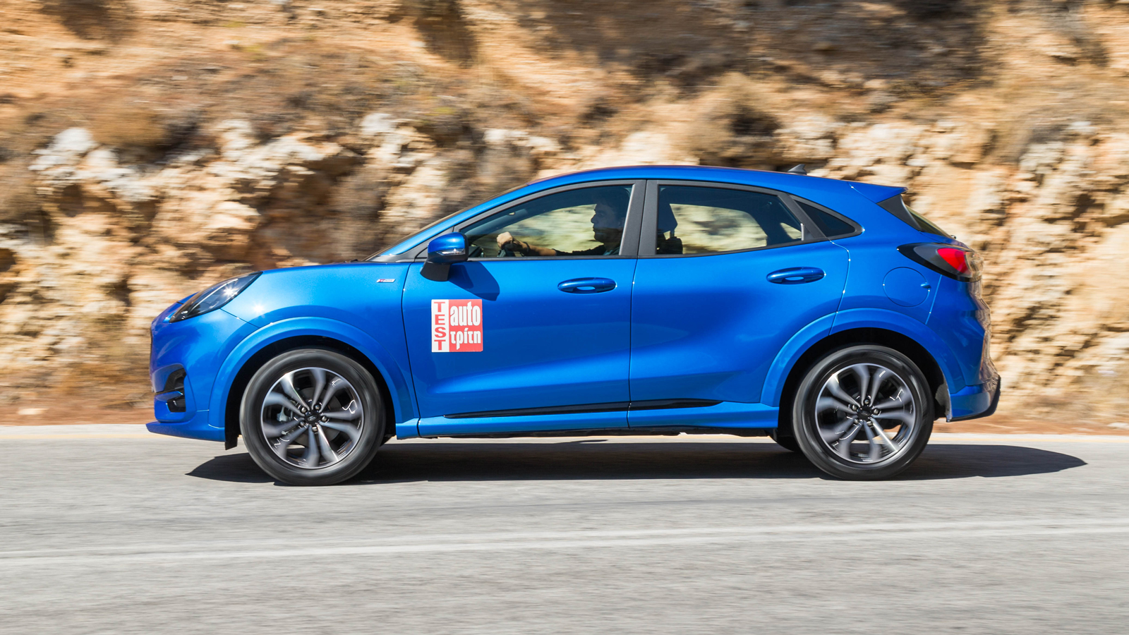 Ο mild hybrid 1,0 Ecoboost των 125 ίππων επιταχύνει προοδευτικά, σχετικά ήσυχα και συγκριτικά με την χειροκίνητη έκδοση παρουσιάζει σημαντικά καλύτερε