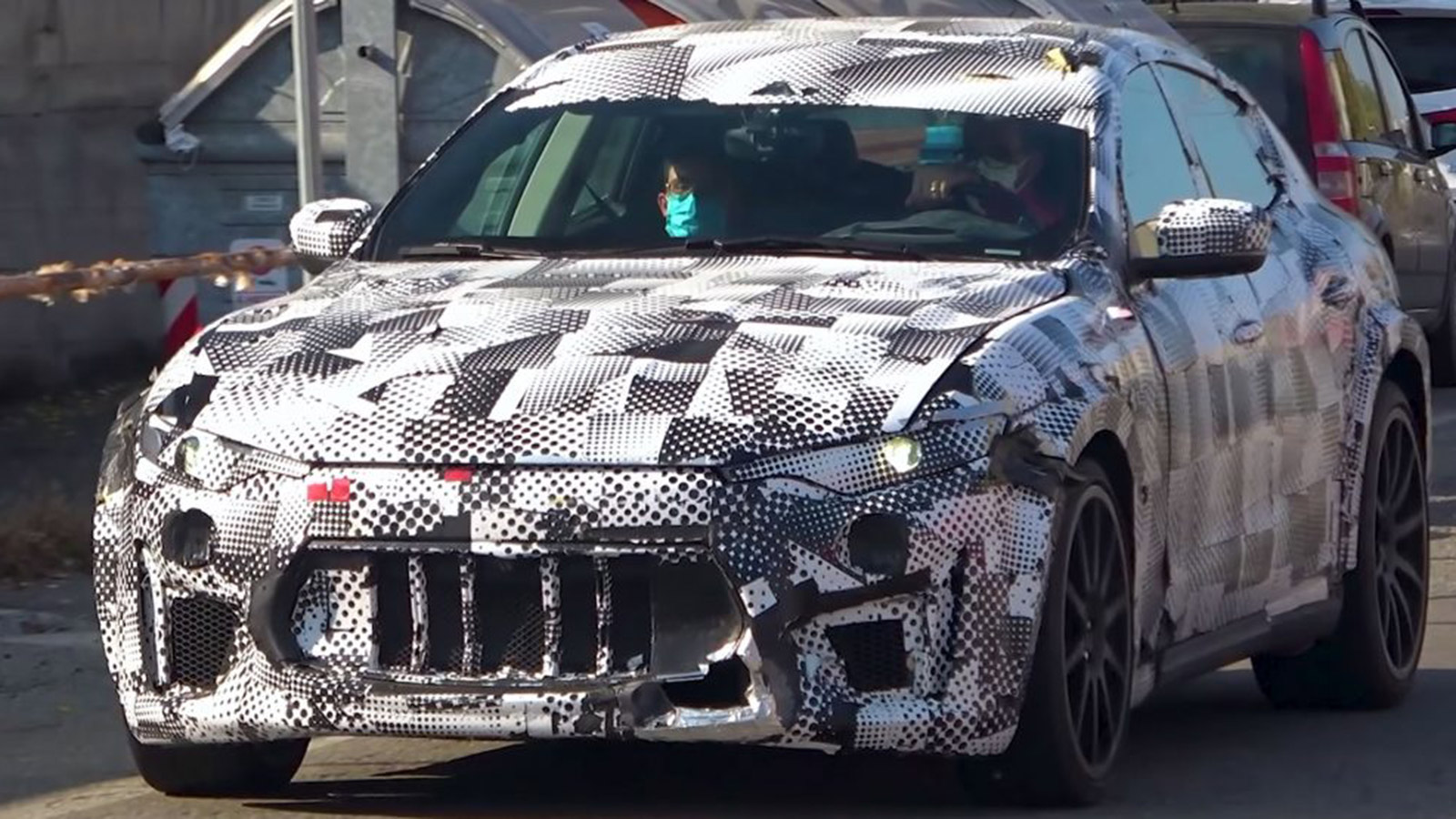 H Purosangue εντοπίστηκε έξω από τα κεντρικά της Ferrari 