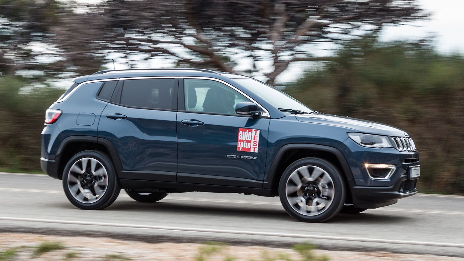 Στην περίπτωση του Compass PHEV ένας υπερσύγχρονος turbo βενζινοκινητήρας 1,33 λτ. συνδυάζεται με 2 ηλεκτροκινητήρες. Η συνδυαστική ισχύς στην έκδοση 