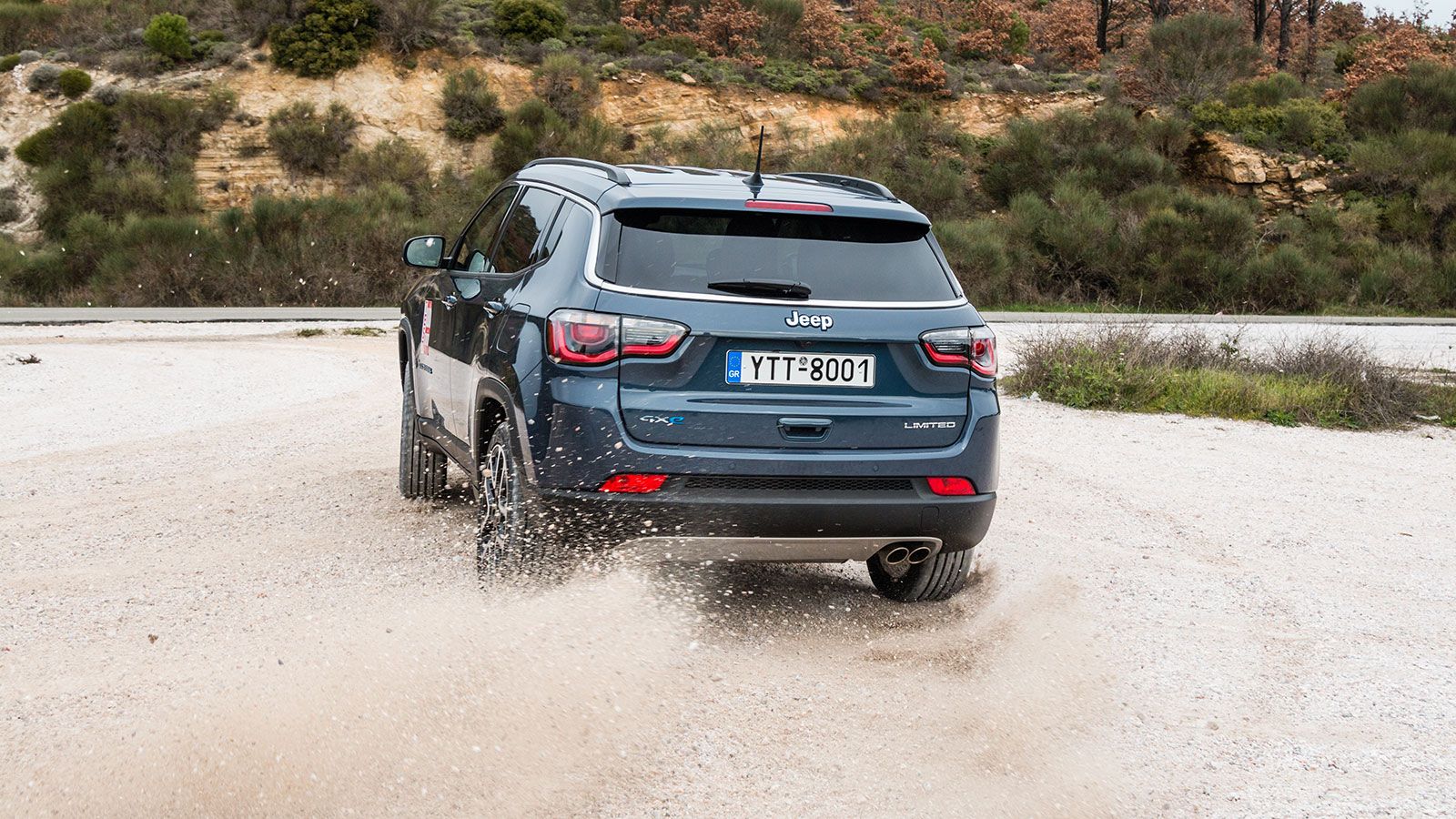 Οι εκτός δρόμου ικανότητες 
του «πράσινου» Jeep 
Compass αποτελούν ανταγωνιστικό πλεονέκτημα, αν και τα ασφάλτινα ελαστικά βάζουν όρια. Δείτε εδώ πω