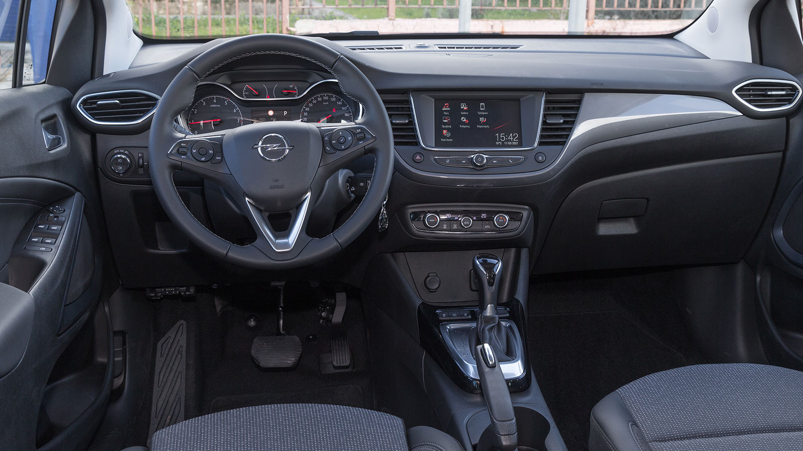 Χωρίς διαφορές, το εσωτερικό του Opel Crossland επιδεικνύει όμορφο και σύγχρονο διάκοσμο και καλή ποιότητα κατασκευής και φινιρίσματος.
