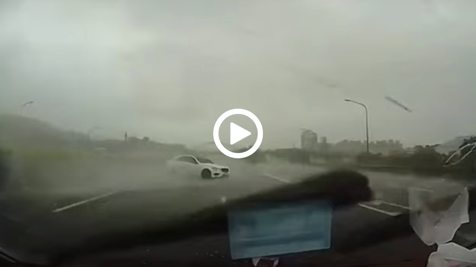 Υδρολίσθηση βγάζει Mercedes από αυτοκινητόδρομο