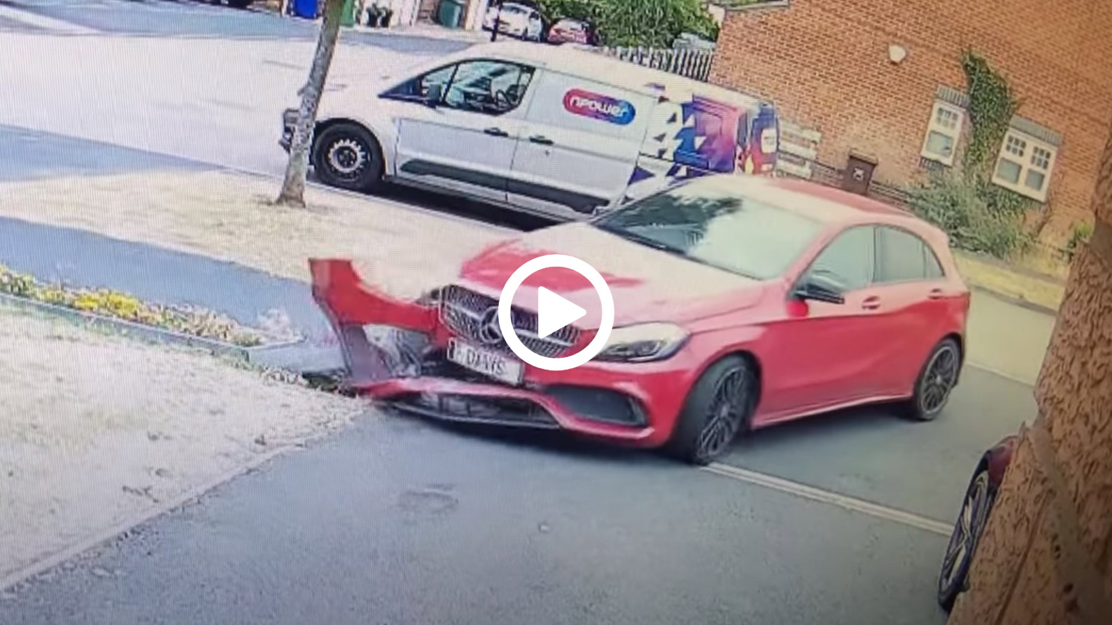 Mercedes ξηλώνει προφυλακτήρα κάνοντας όπισθεν