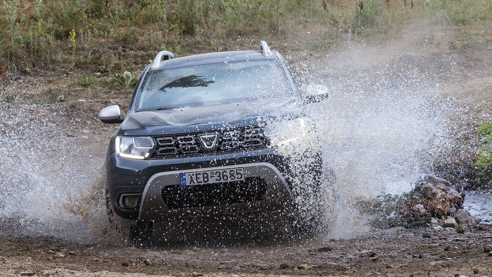 Όπλα του Dacia Duster είναι η απόσταση από το έδαφος και η εξαιρετική λειτουργία της ανάρτησης με τις μεγάλες διαδρομές.