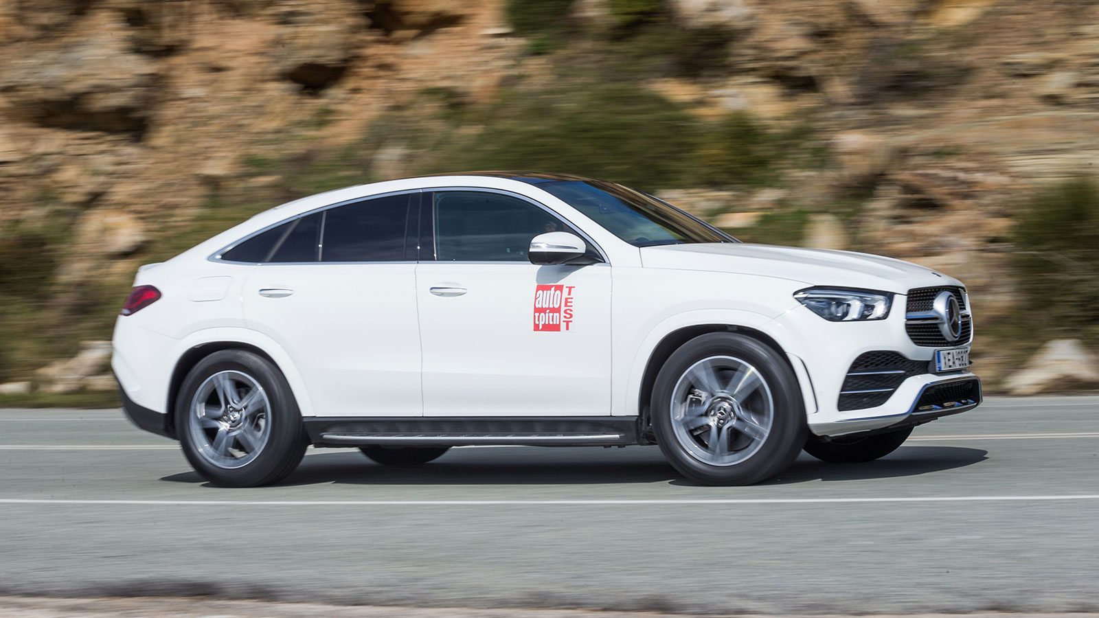Το θηριώδες SUV συνδυάζει μαεστρικά την επιβλητικότητα των 4,94 μ. μήκους και των 2 μ. πλάτους με την «ψαρωτική» μάσκα, καθώς και με την κομψότητα του
