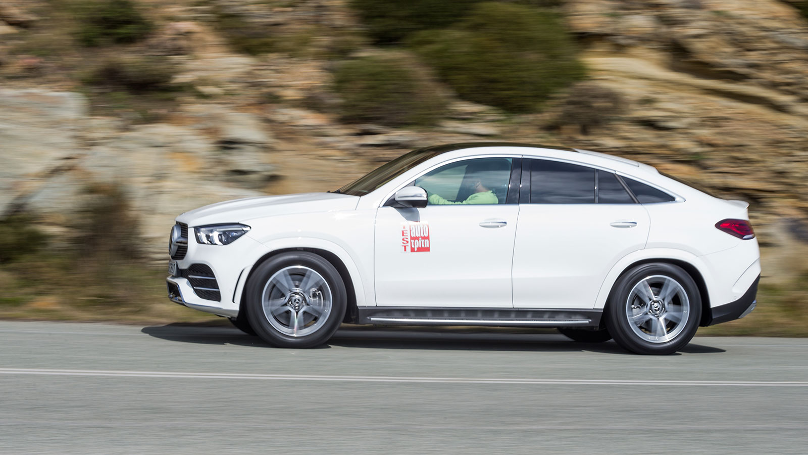 Ο 3λιτρος, 6κύλινδρος σε σειρά turbodiesel προσφέρει εντυπωσιακό τράβηγμα, δυναμικές επιδόσεις, αλλά και πολιτισμένη λειτουργία με ευχάριστο ήχο.