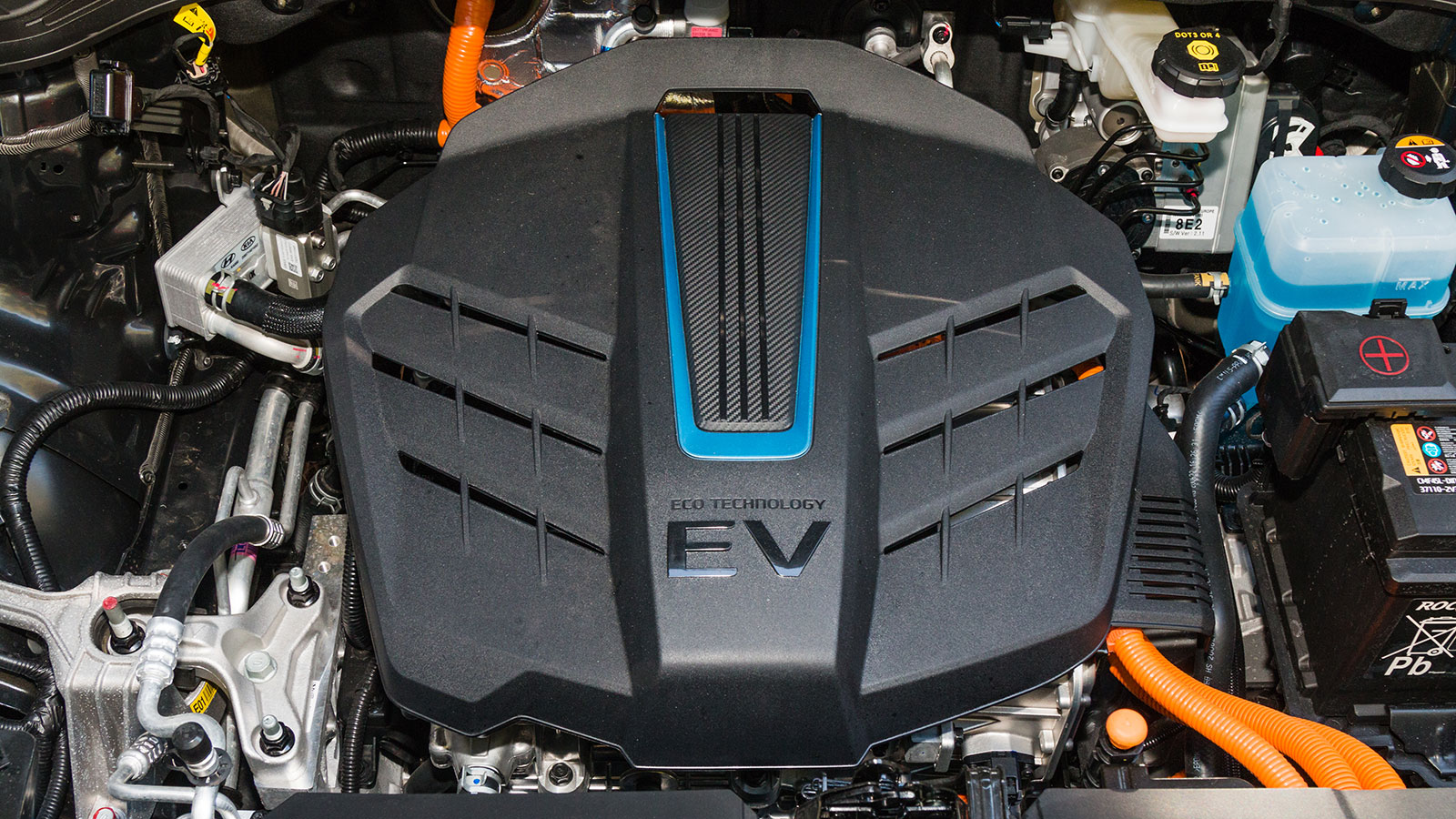 Η βασική έκδοση του Hyundai Kona Εlectric εφοδιάζεται με ηλεκτροκινητήρα136 ίππων, ενώ η ισχυρότερη έκδοση αποδόδει 204 ίππους και έχει πραγματική αυτ