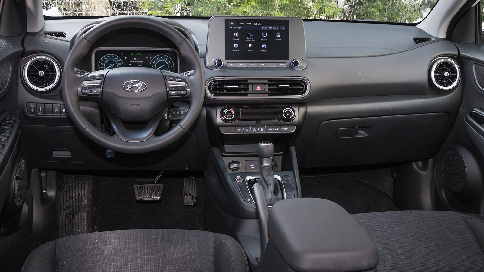 O εσωτερικός διάκοσμος του 
Hyundai Kona είναι όμορφος και σύγχρονος με την ποιότητα κατασκευής να ικανοποιεί παρά την αποκλειστική χρήση σκληρών πλα