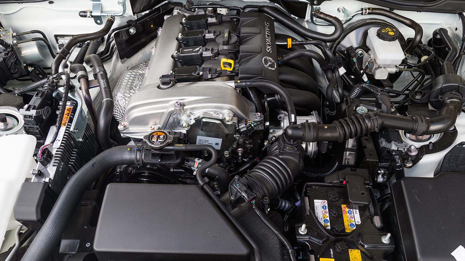Ο Skyactiv-G κινητήρας αποδίδει 132 ίππους και η ροπή των 152 Nm αποδίδεται στις 4.000 σ.α.λ, κάτι που σημαίνει πως για να παραμένει «ζωηρός» θα πρέπε