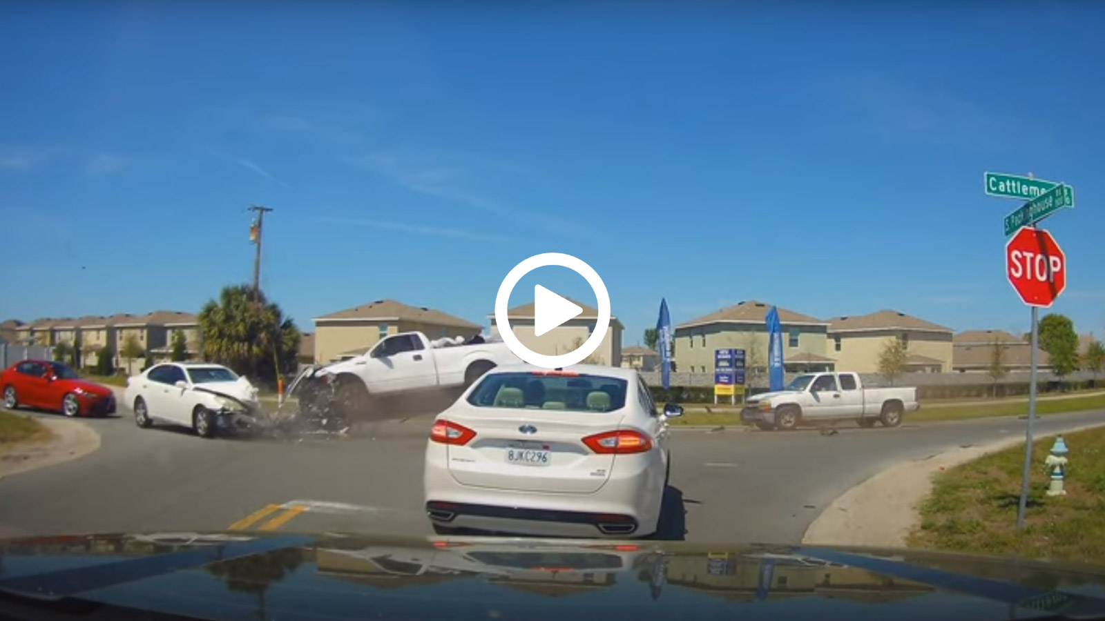 Ανεξέλεγκτο Pick-Up «καθαρίζει» τρία ΙΧ