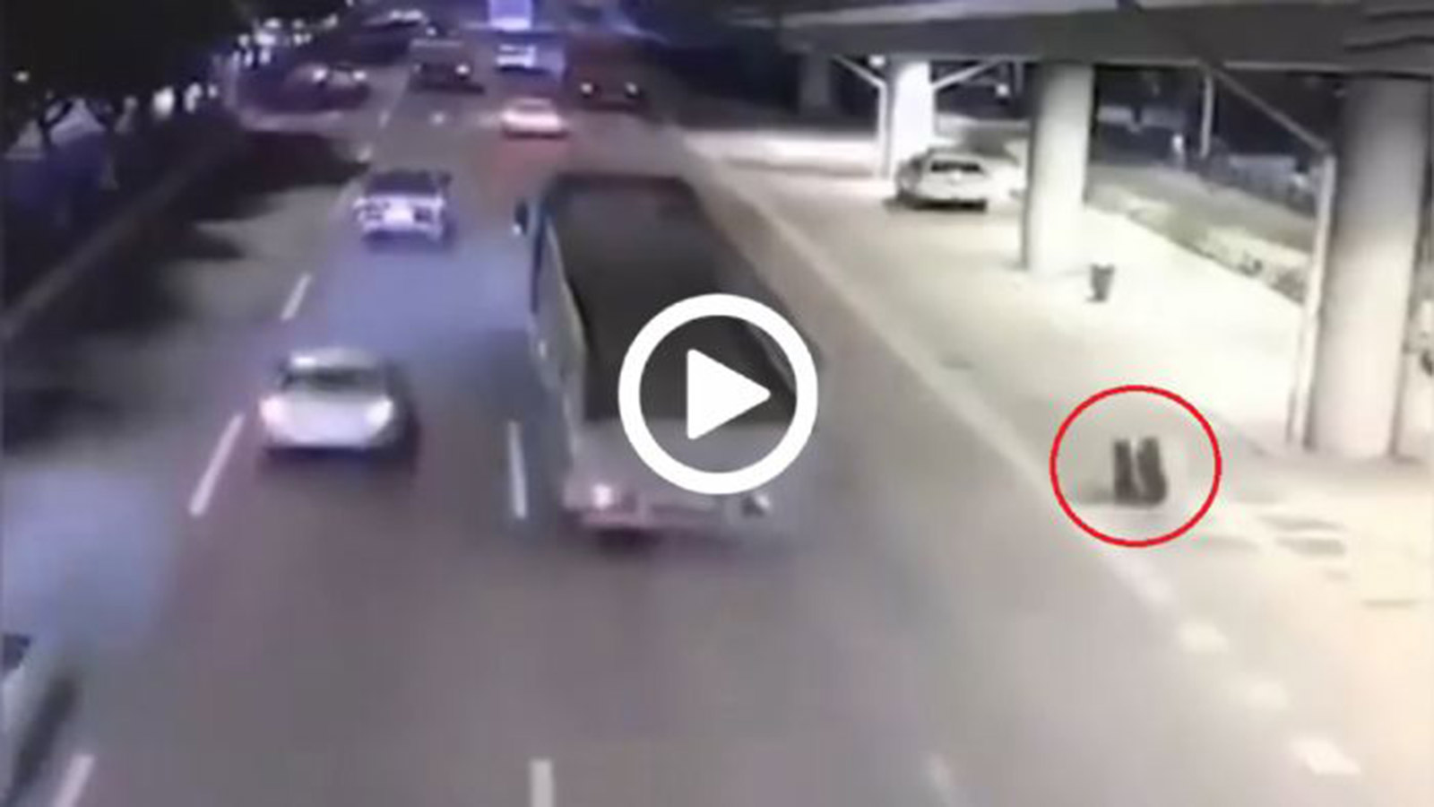 Ρόδα νταλίκας στρογγυλοκάθεται σε αμάξι μετά από «καραμπόλα»