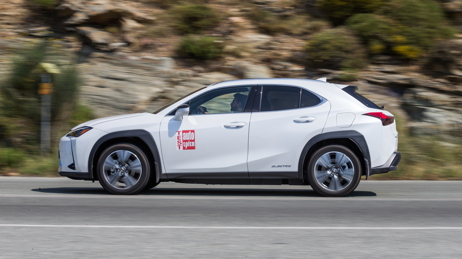 Μικρή αυτονομία για το Lexus UX 300e, αλλά το συγκρατημένο βάρος  βοηθά στη ζωντάνια των επιδόσεών του. Η τελική περιορίζεται στα 160 χλμ./ώρα, όπως σ