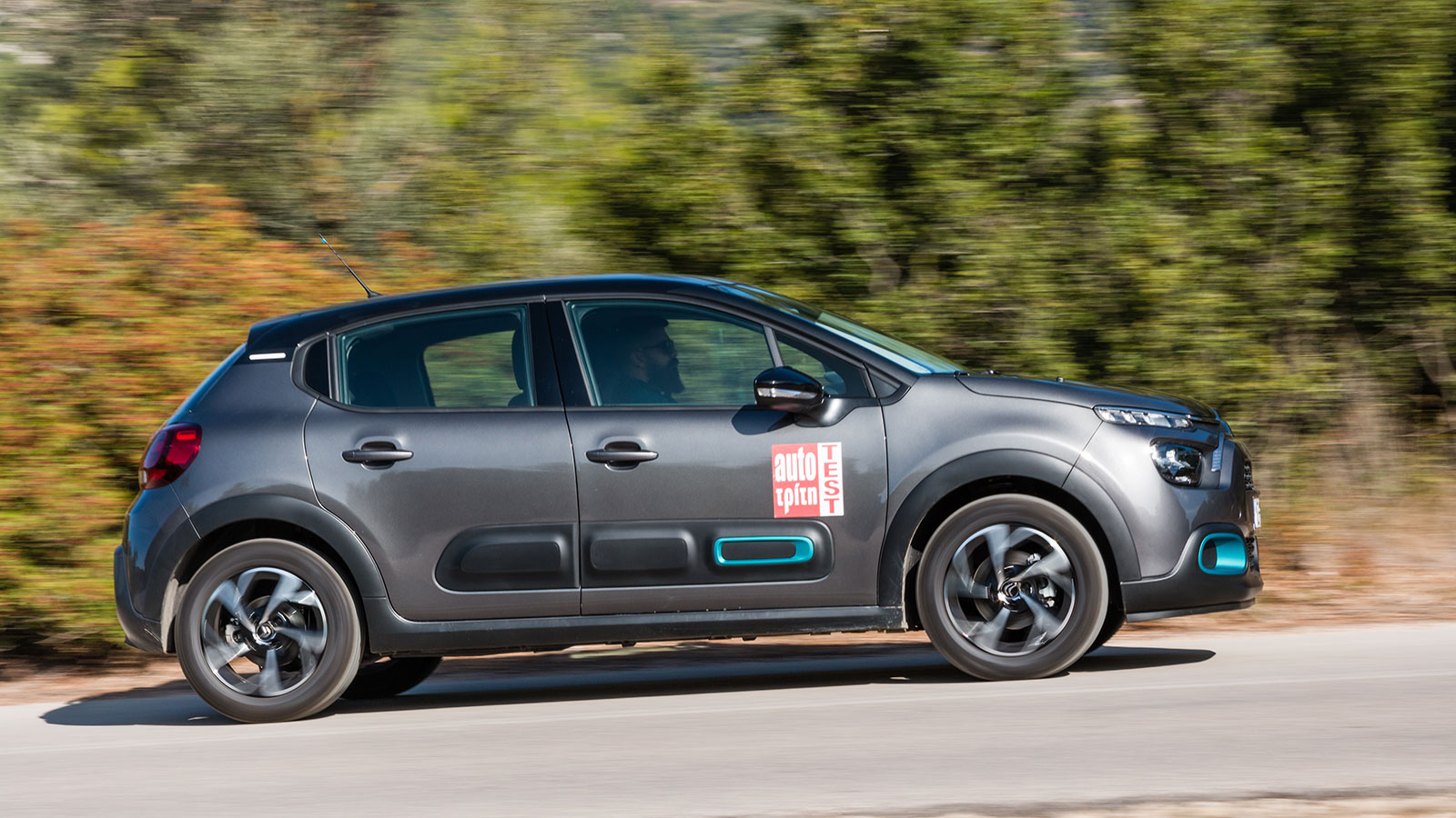 
To ανανεωμένο Citroen C3 απέκτησε ακόμα πιο πολλές δυνατότητες εξατομίκευσης. Η χαμηλή τιμή του συνδυάζεται με στάνταρ αυτόματο κλιματισμό.