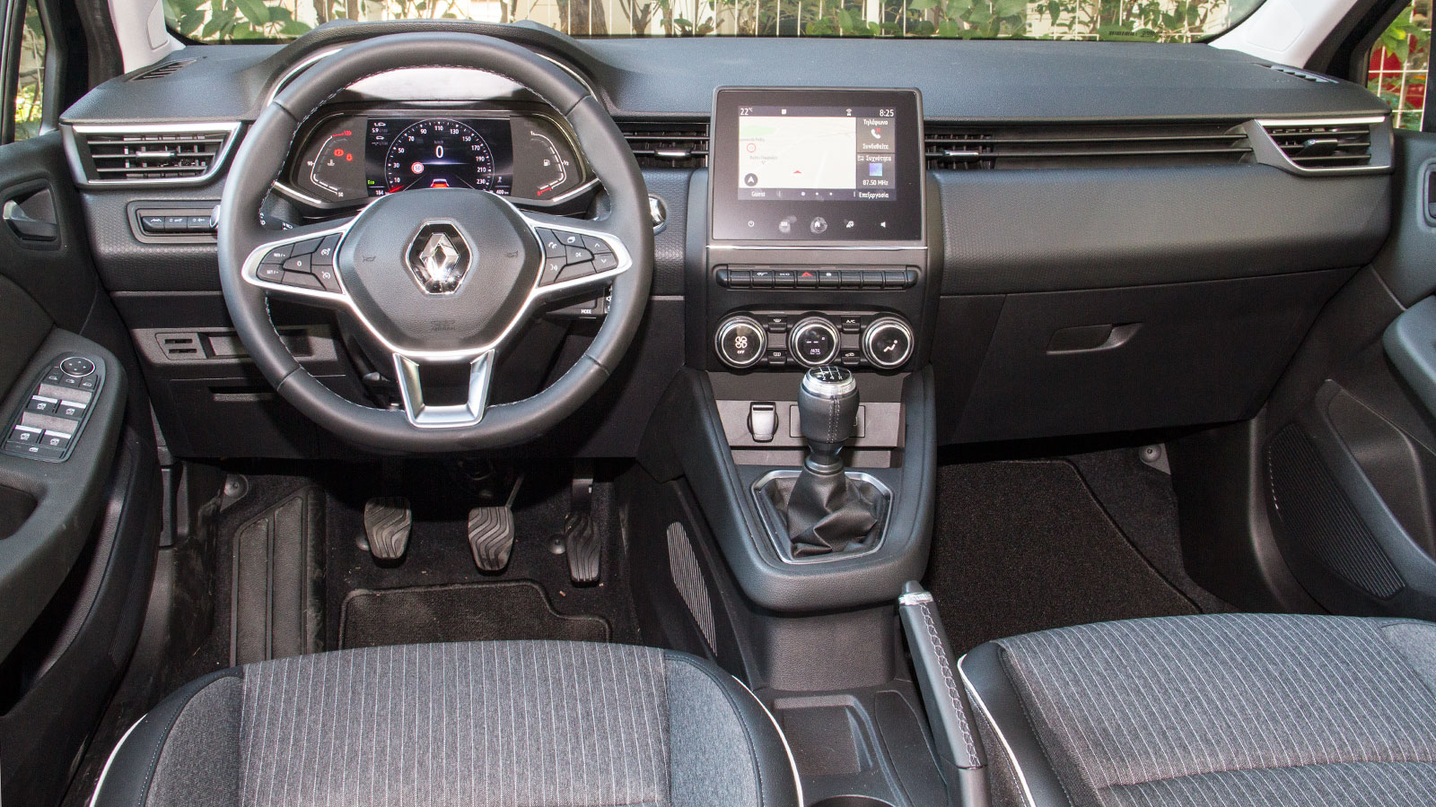 Μοντέρνα και ποιοτική η καμπίνα του Renault Clio, με εξαιρετική πρακτικότητα και βολικά τοποθετημένο επιλογέα ταχυτήτων. Στάνταρ και εδώ η έγχρωμη οθό