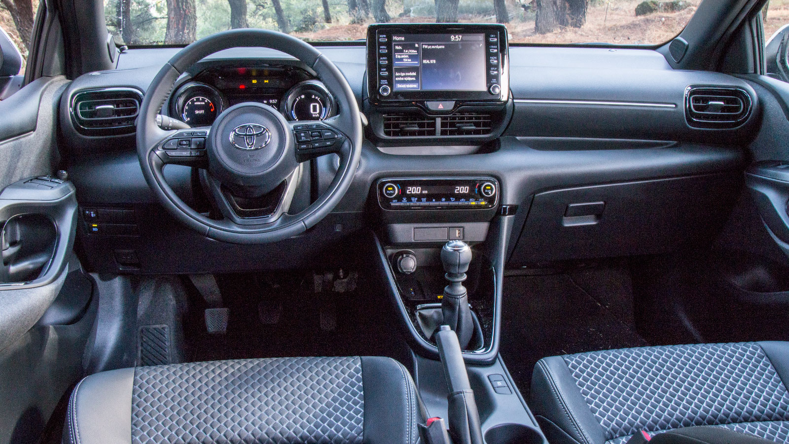 To νέο Toyota Yaris διαθέτει στιβαρό εσωτερικό και προσφέρει κορυφαία πρακτικότητα και εργονομία. Στάνταρ η έγχρωμη οθόνη αφής των 7 ιντσών, ενώ ιδιαί