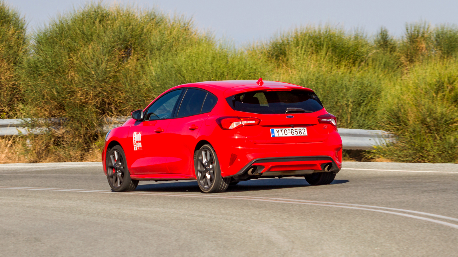 Το Focus ST εκμεταλλευόμενο όλα του τα χαρακτηριστικά στον μέγιστο βαθμό και το eLSD ηλεκτρονικό μπλοκέ διαφορικό, ακολουθεί την αγωνιστική γραμμή χωρ