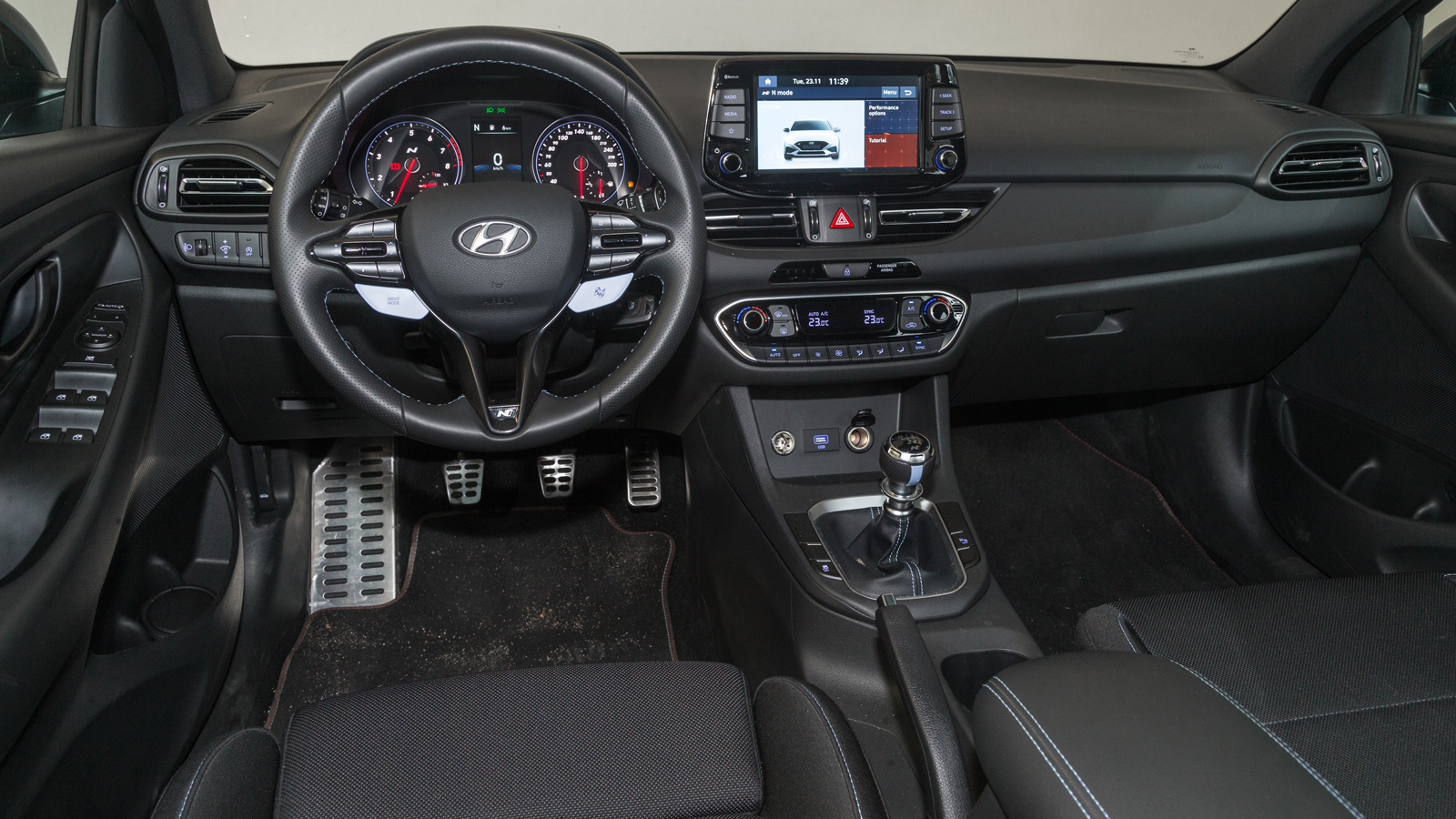 Το εσωτερικό του Hyundai i30 N διαφέρει αρκετά σε σχέση με τις απλές εκδόσεις του, προβάλλοντας έναν έντονα σπορ και ακόμα πιο ευχάριστο γενικότερα δι