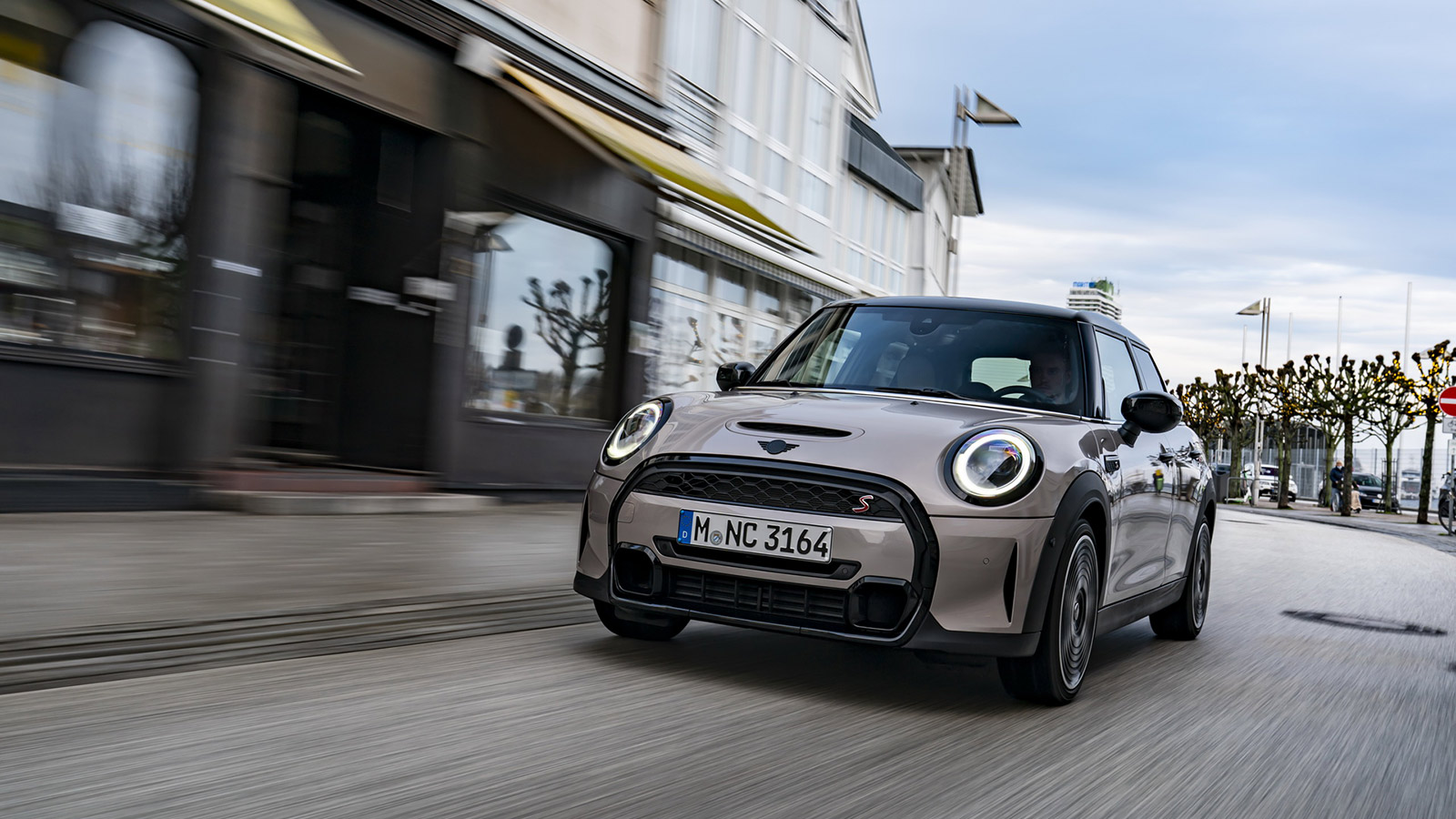 Το ήδη στυλάτο πεντάθυρο MINI ανανεώθηκε κερδίζοντας στο παιχνίδι των εντυπώσεων και την τεχνολογίας. Τι διαφορές έχει με το 3θυρο και ποιες αλλαγές ξ