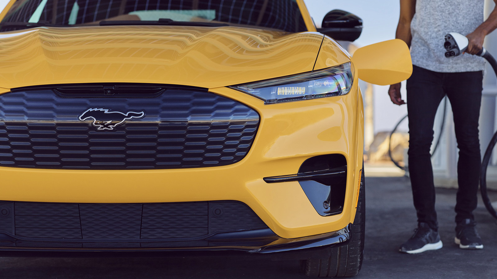 Ο ήλιος φορτίζει τα ηλεκτρικά της Ford