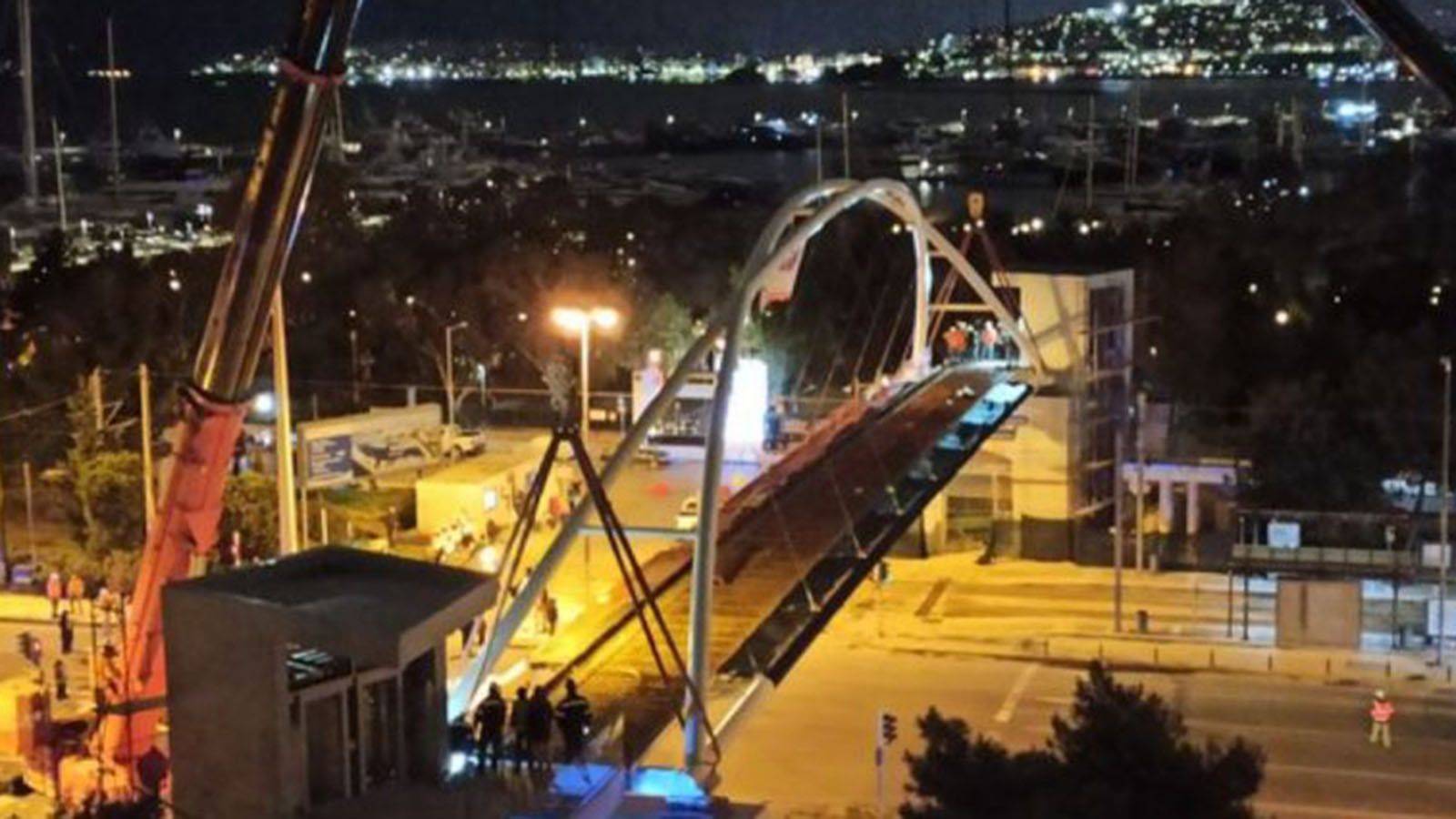 Τοποθετήθηκε νέα πεζογέφυρα στη Λεωφόρο Ποσειδώνος