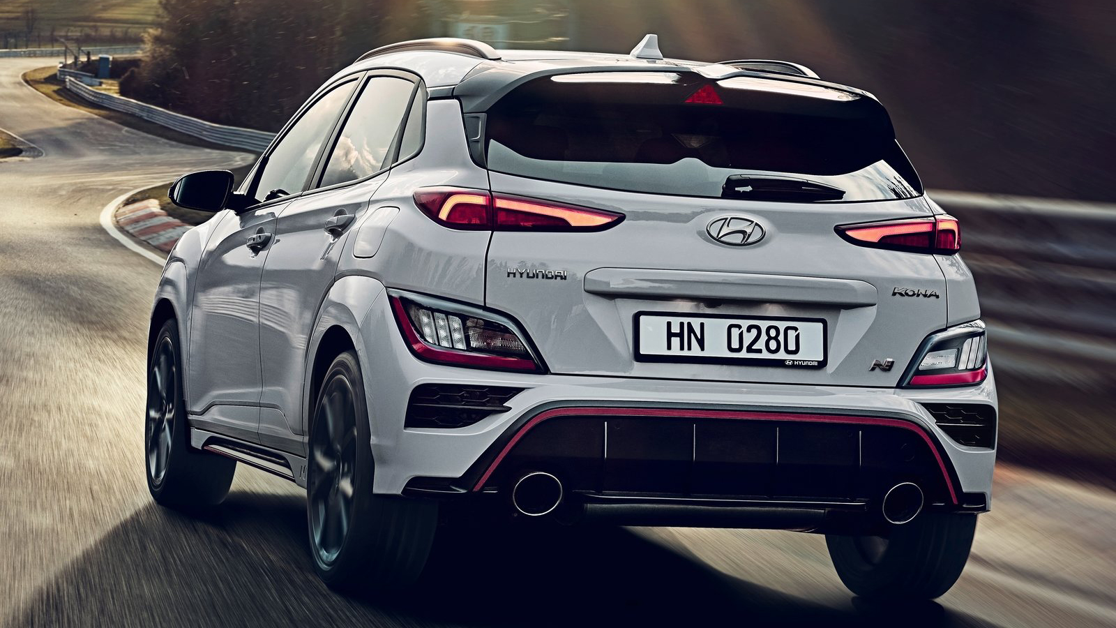 Χαρακτηριστικές οι δυο παχυλές απολήξεις της εξάτμισης του Kona N με τα 280 άλογα. Το καυτό μικρό SUV της Hyundai είναι το ισχυρότερο και γρηγορότερο 