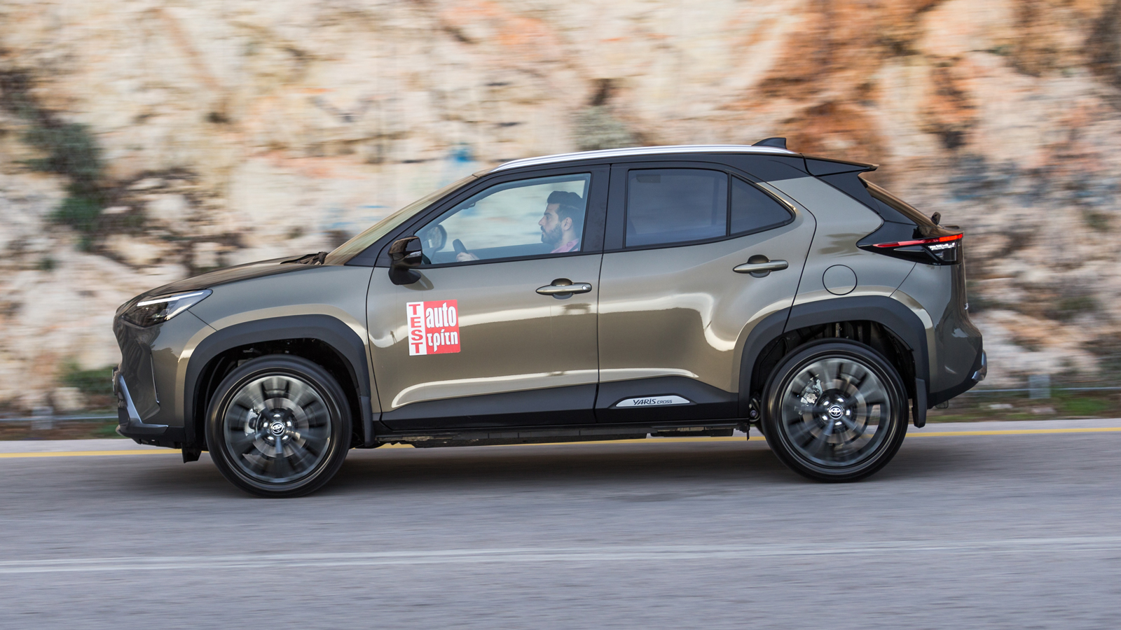 Σε οικονομία το Yaris Cross δεν έχει αντίπαλο, με μέση κατανάλωση μόλις 5,3 λτ./100 χλμ. (χαμηλότερη μάλιστα μέσα στην πόλη) και έχει ελεύθερη πρόσβασ